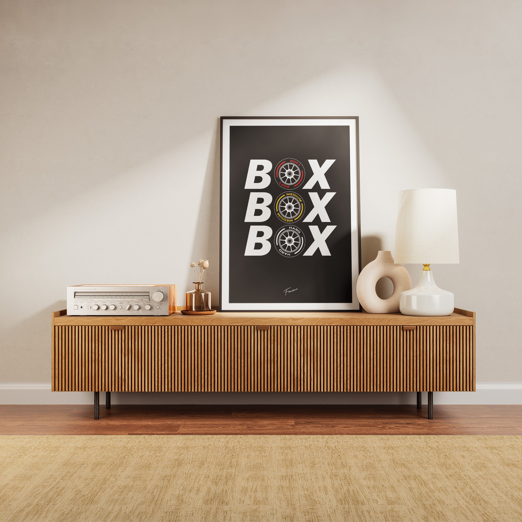 Box Box Box Poster über Kommode im Wohnraum