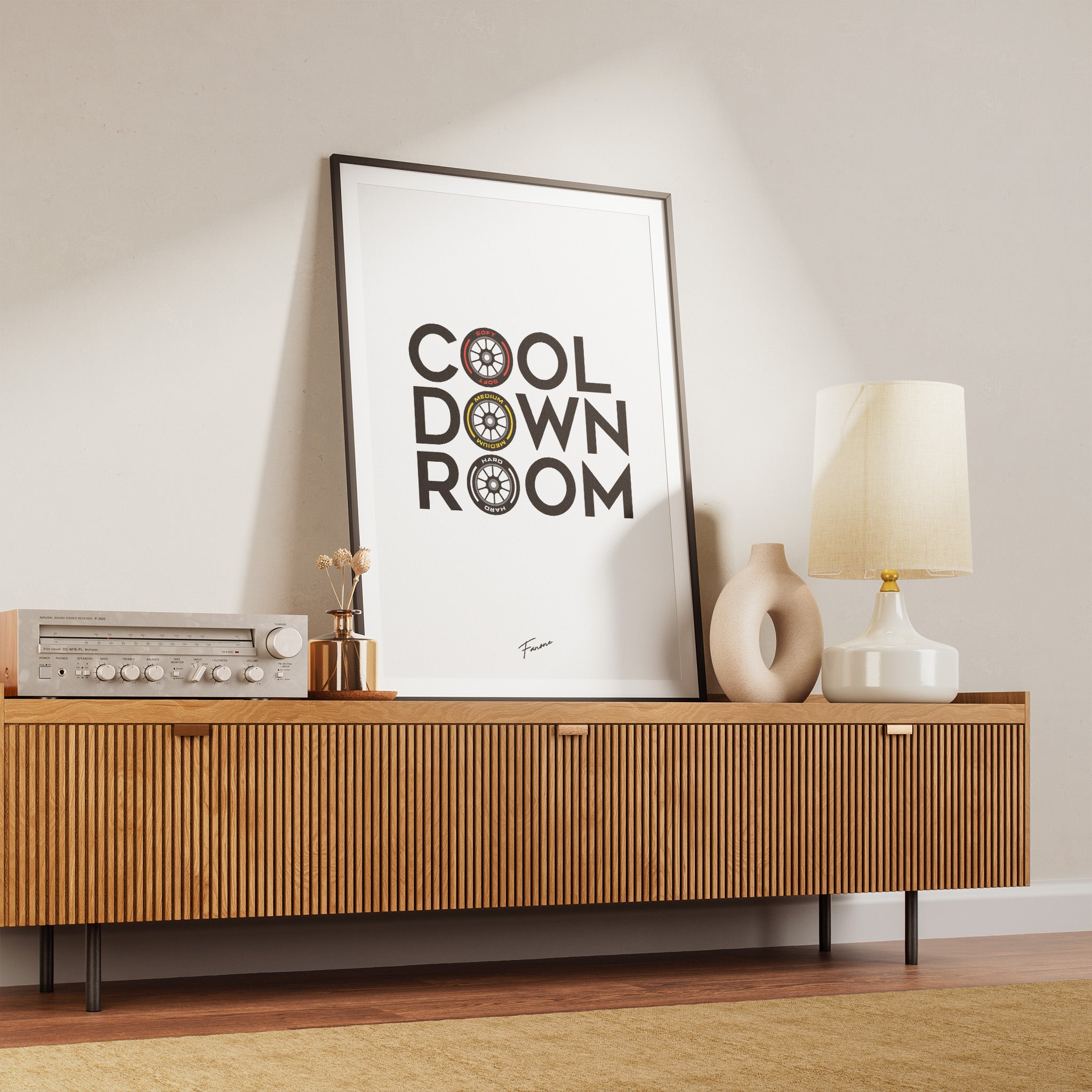 Cool Down Room Poster über Kommode im Wohnraum