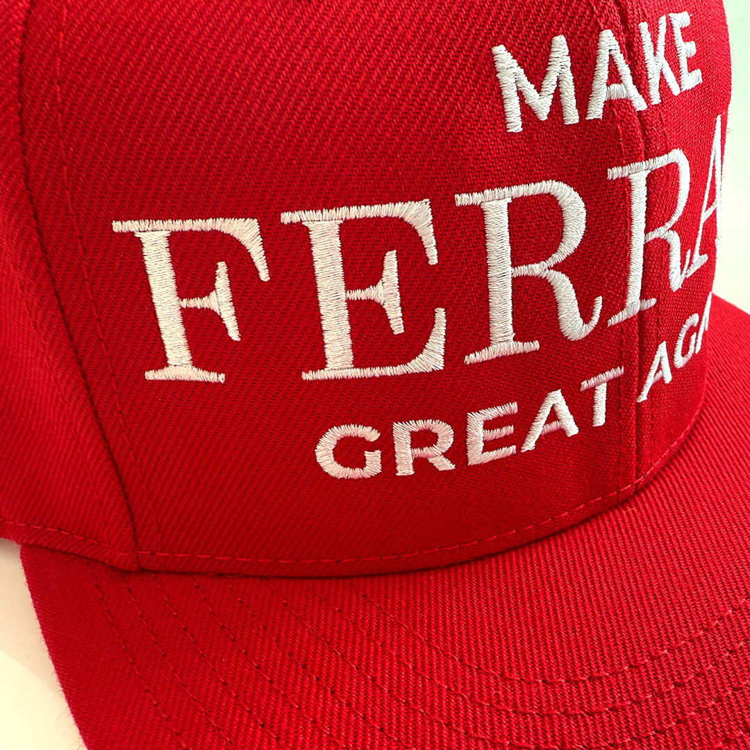 Make Ferrari Great Again Cap auf Ferrari-Hintergrund