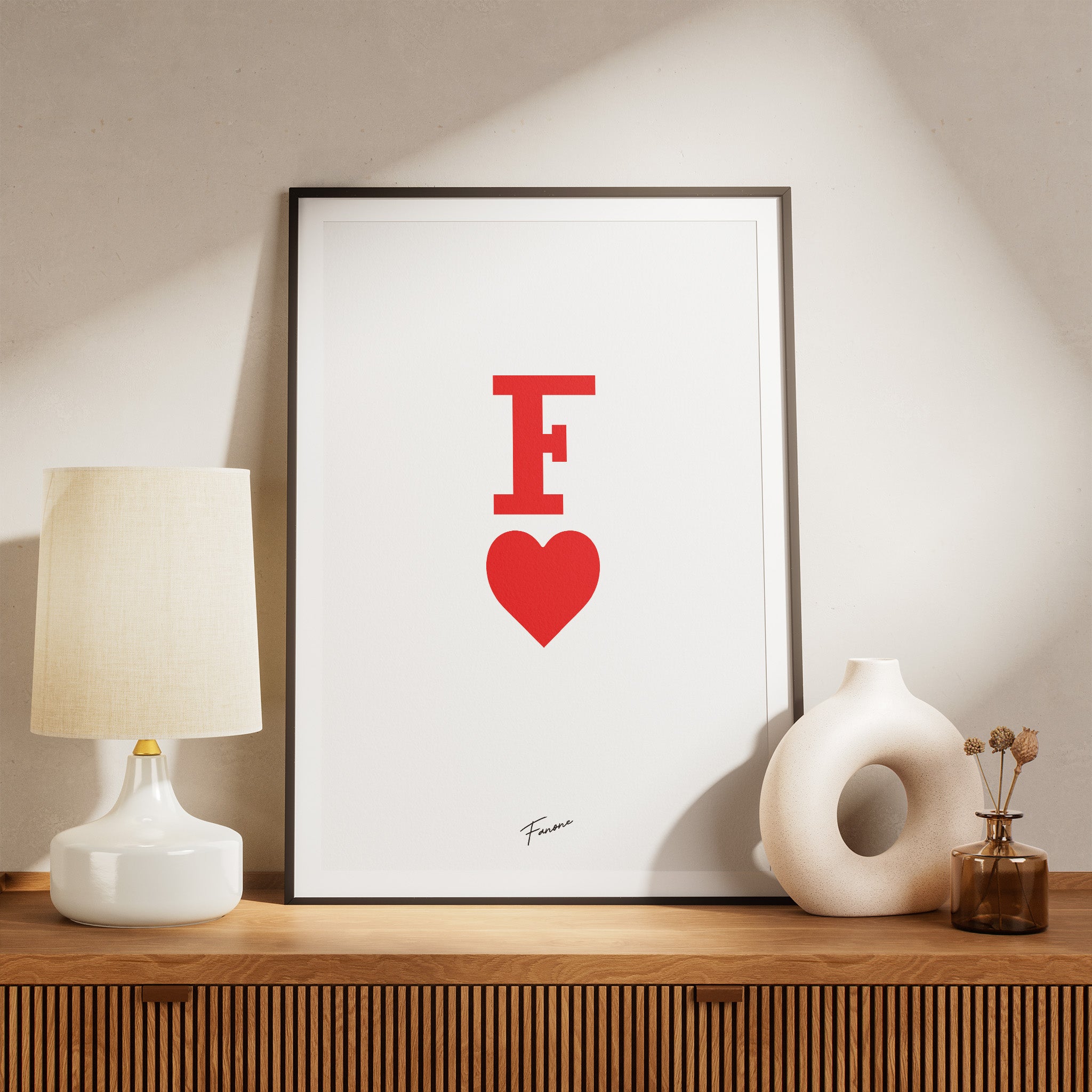 Forza Love Poster Detailansicht über Kommode