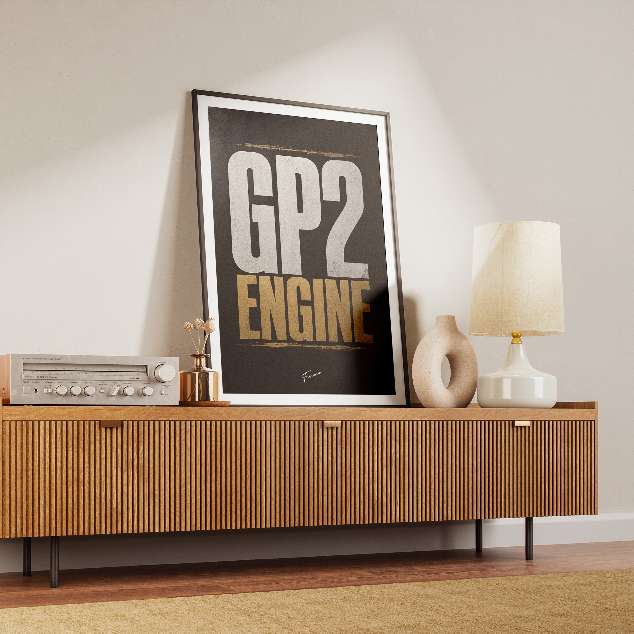 GP2 Engine Poster über Holzkommode im Wohnzimmer
