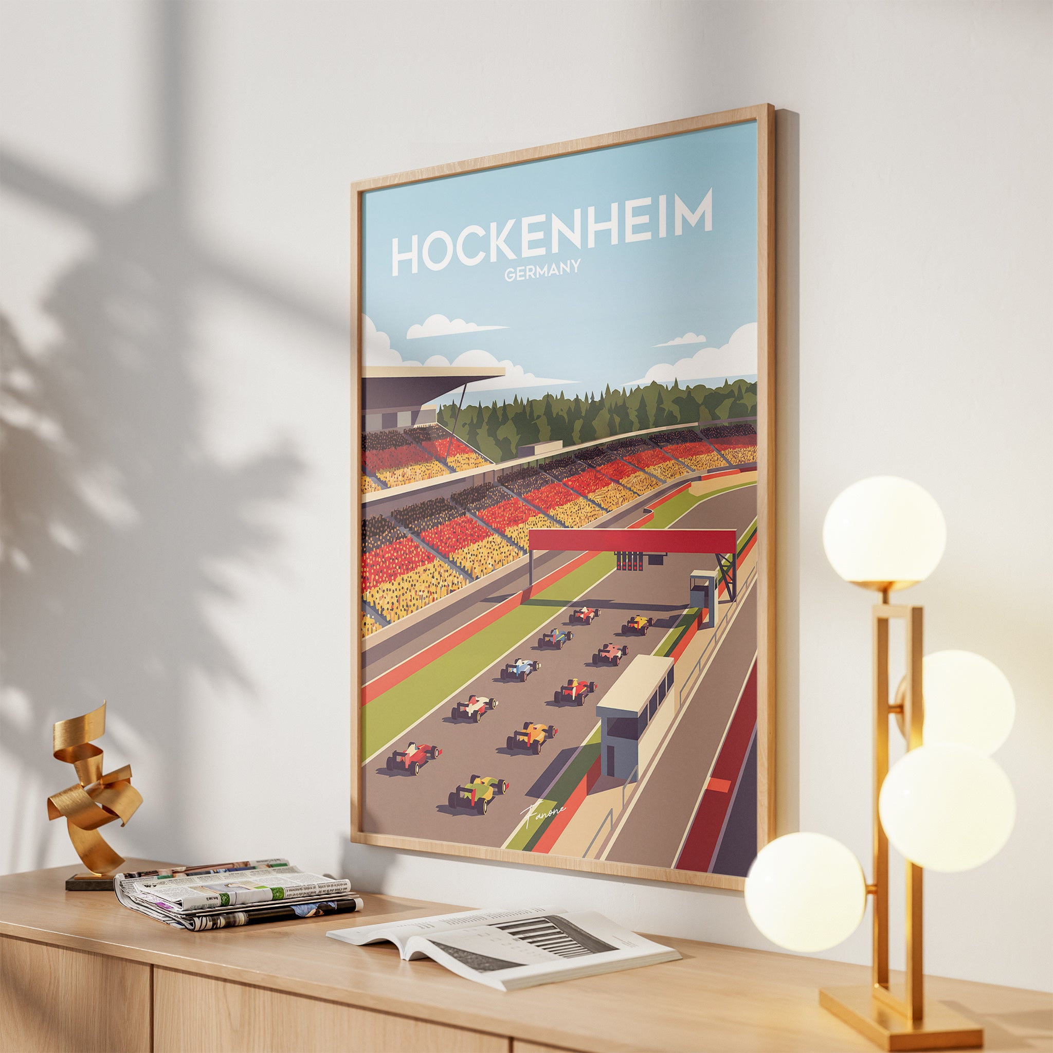 Hockenheim Vintage Poster über Holzkommode im Wohnzimmer