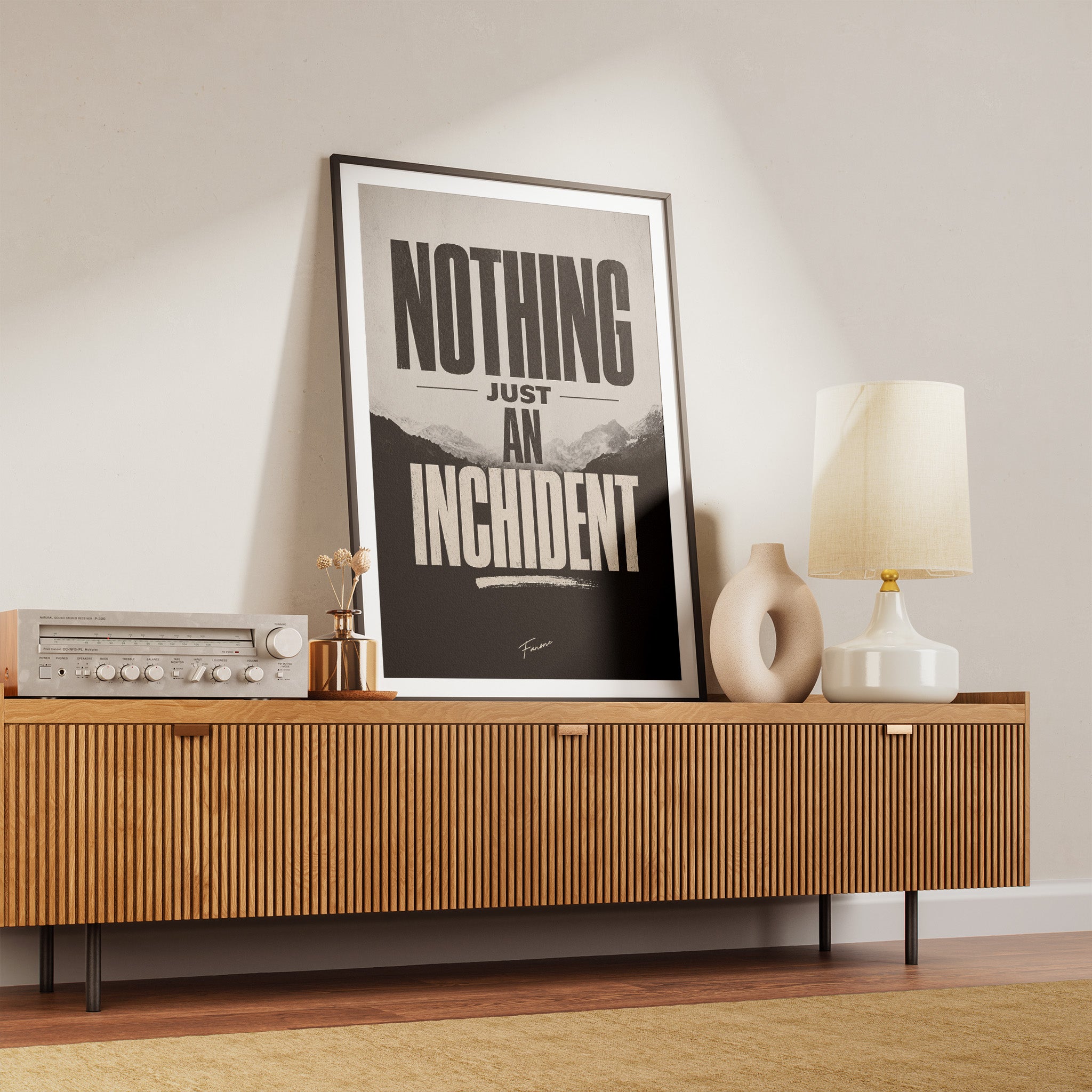 Inchident Poster über Holzkommode im Wohnzimmer