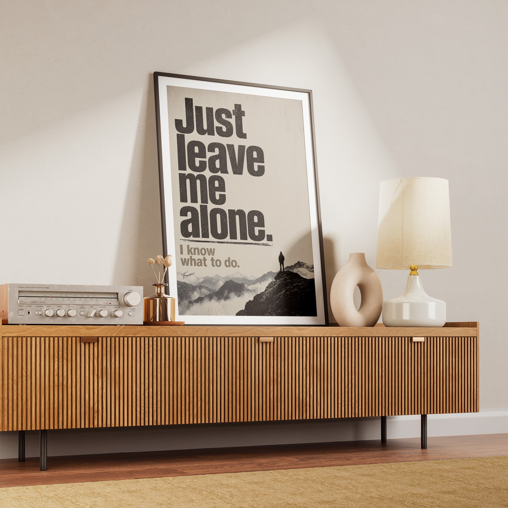 Kimi-Iceman Poster über einer Holzkommode im Wohnzimmer