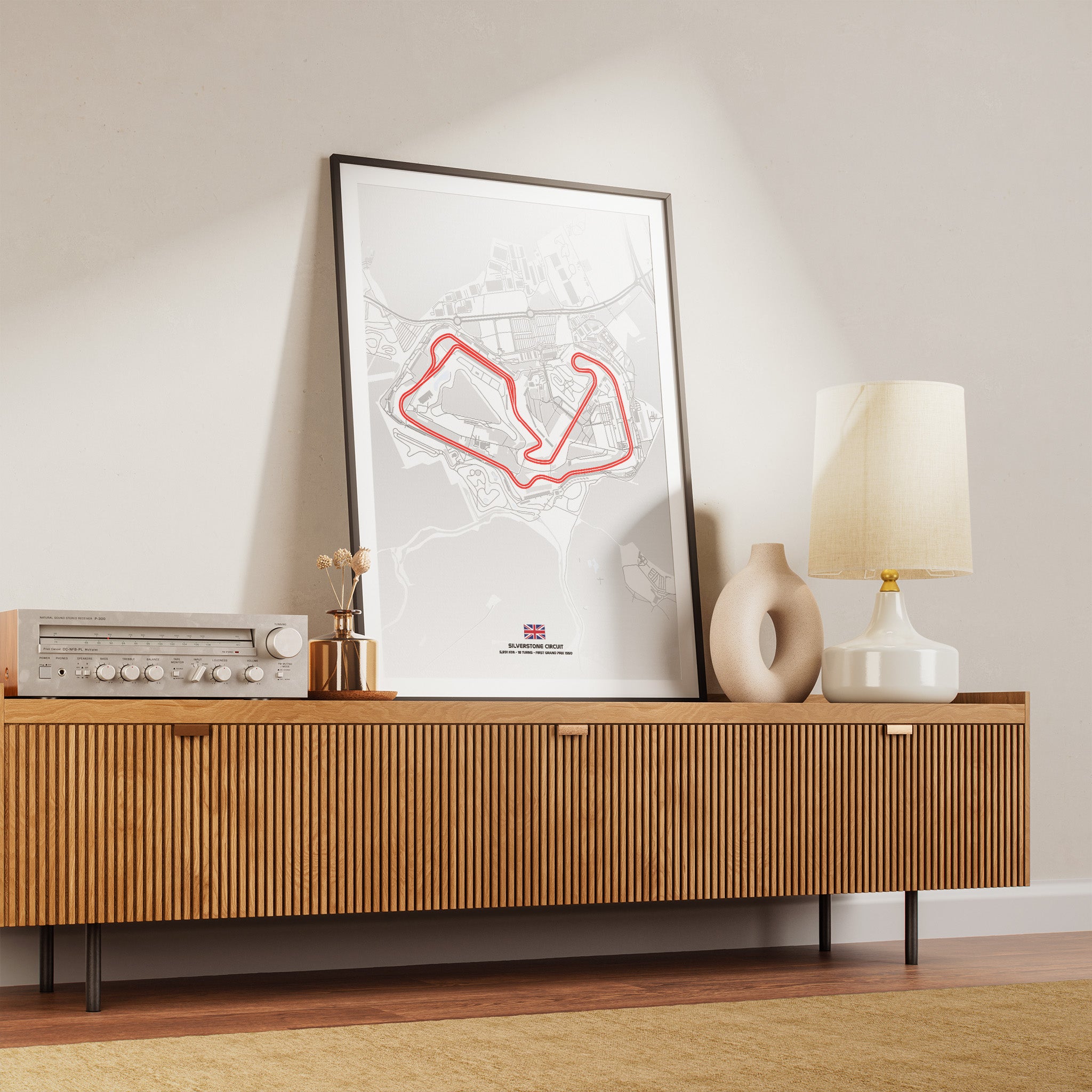 Silverstone Light Edition Poster gerahmt im Wohnzimmer