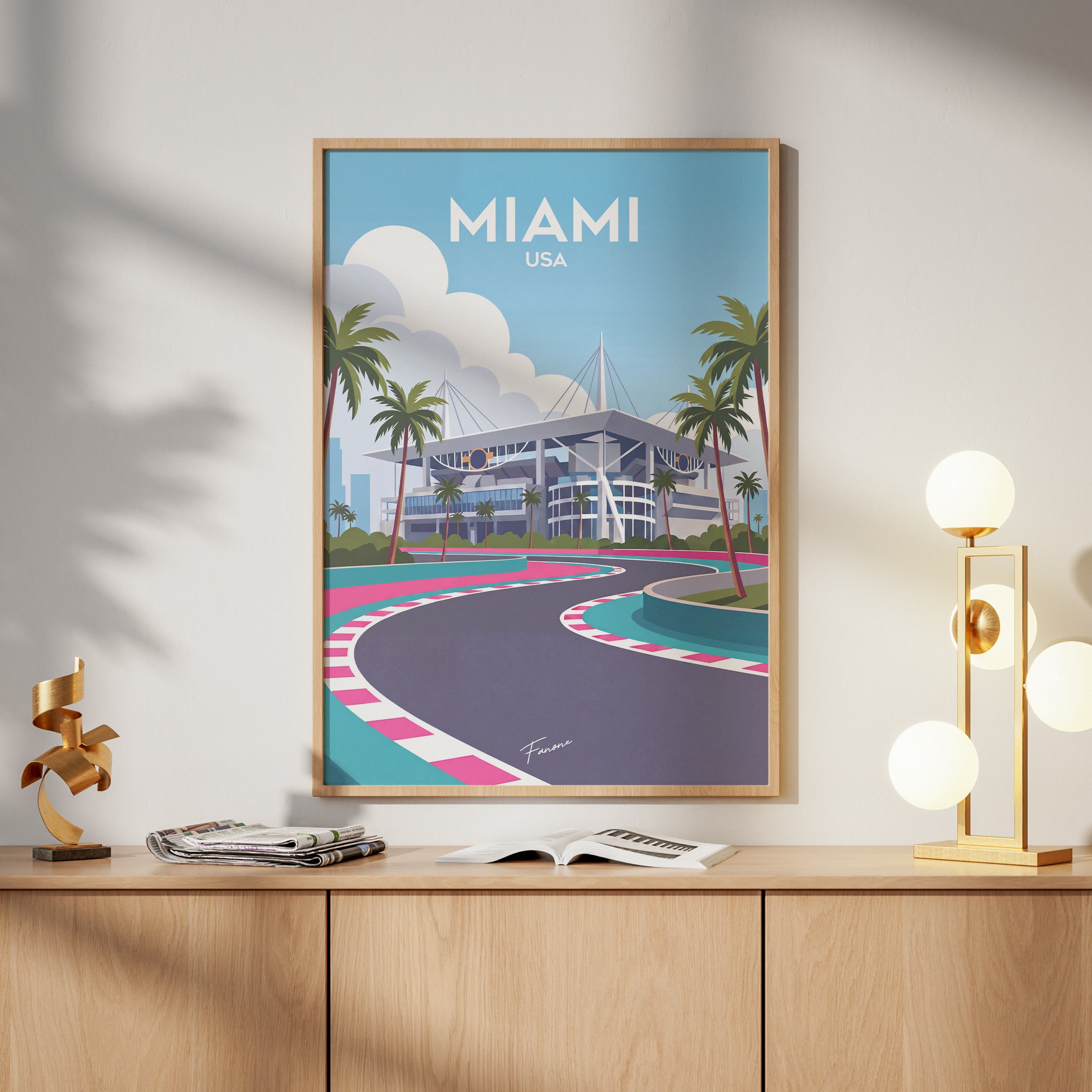 Miami Vintage Poster über Holzkommode im Wohnzimmer