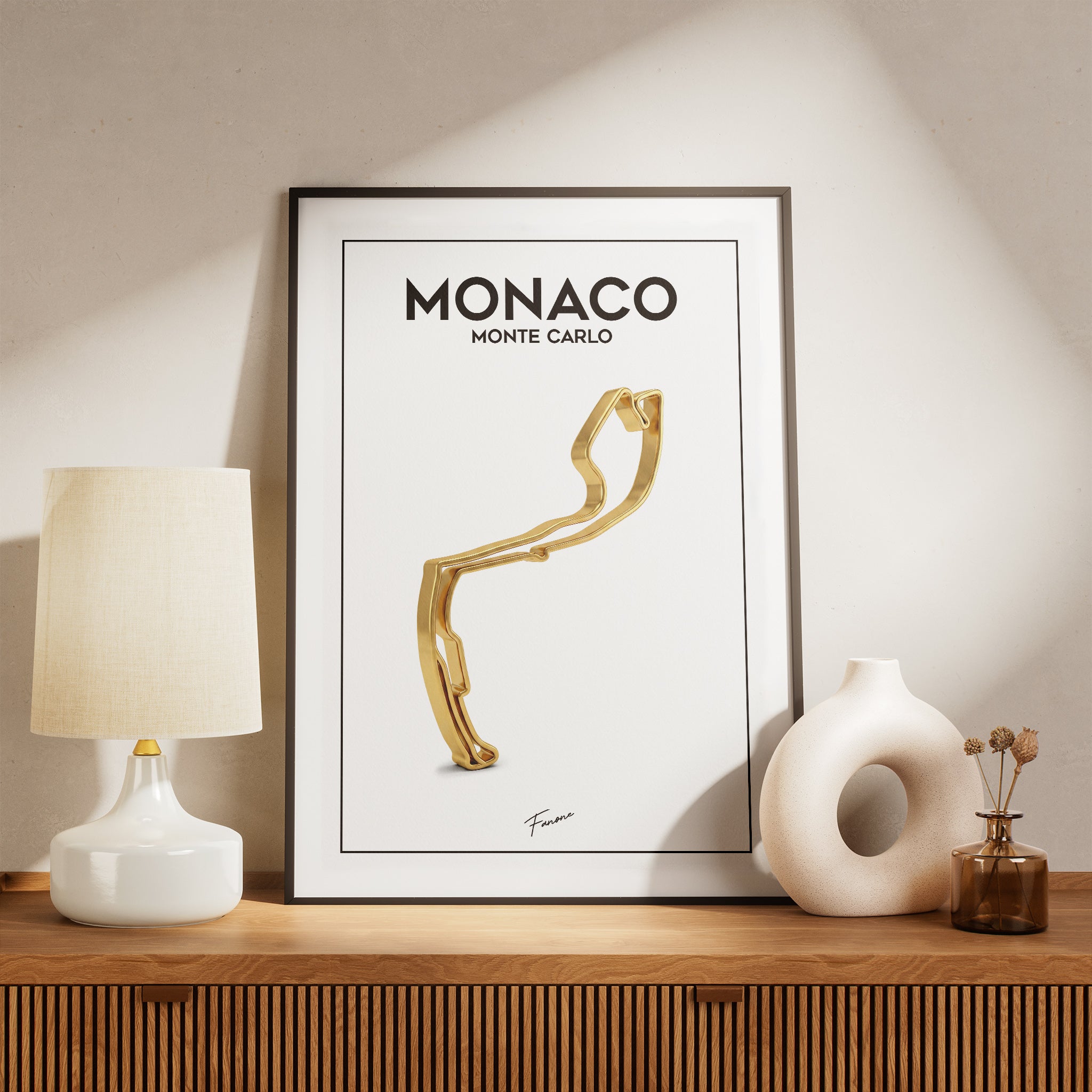 Monaco Gold Edition Poster gerahmt im Wohnzimmer
