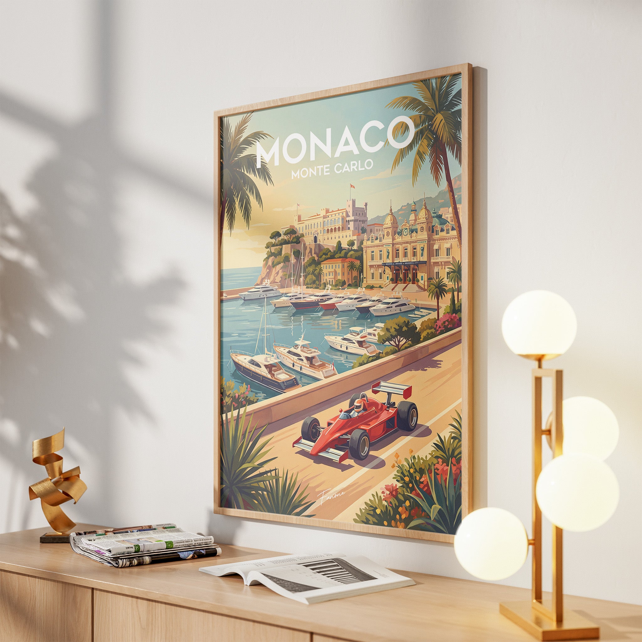 Monaco Vintage Poster auf Holzkommode mit Pflanze