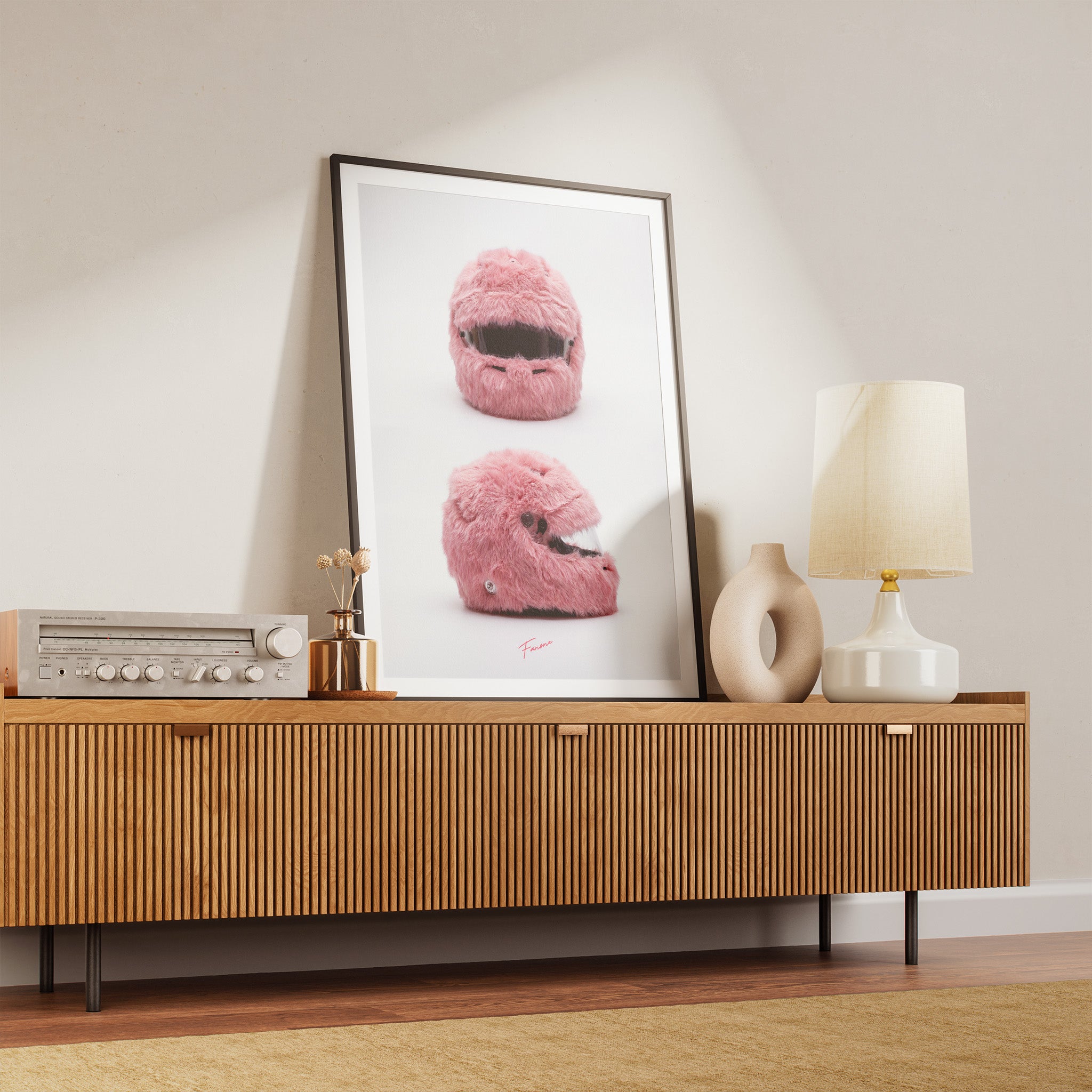 Pink Fluffy Helm Poster über Kommode im Wohnraum