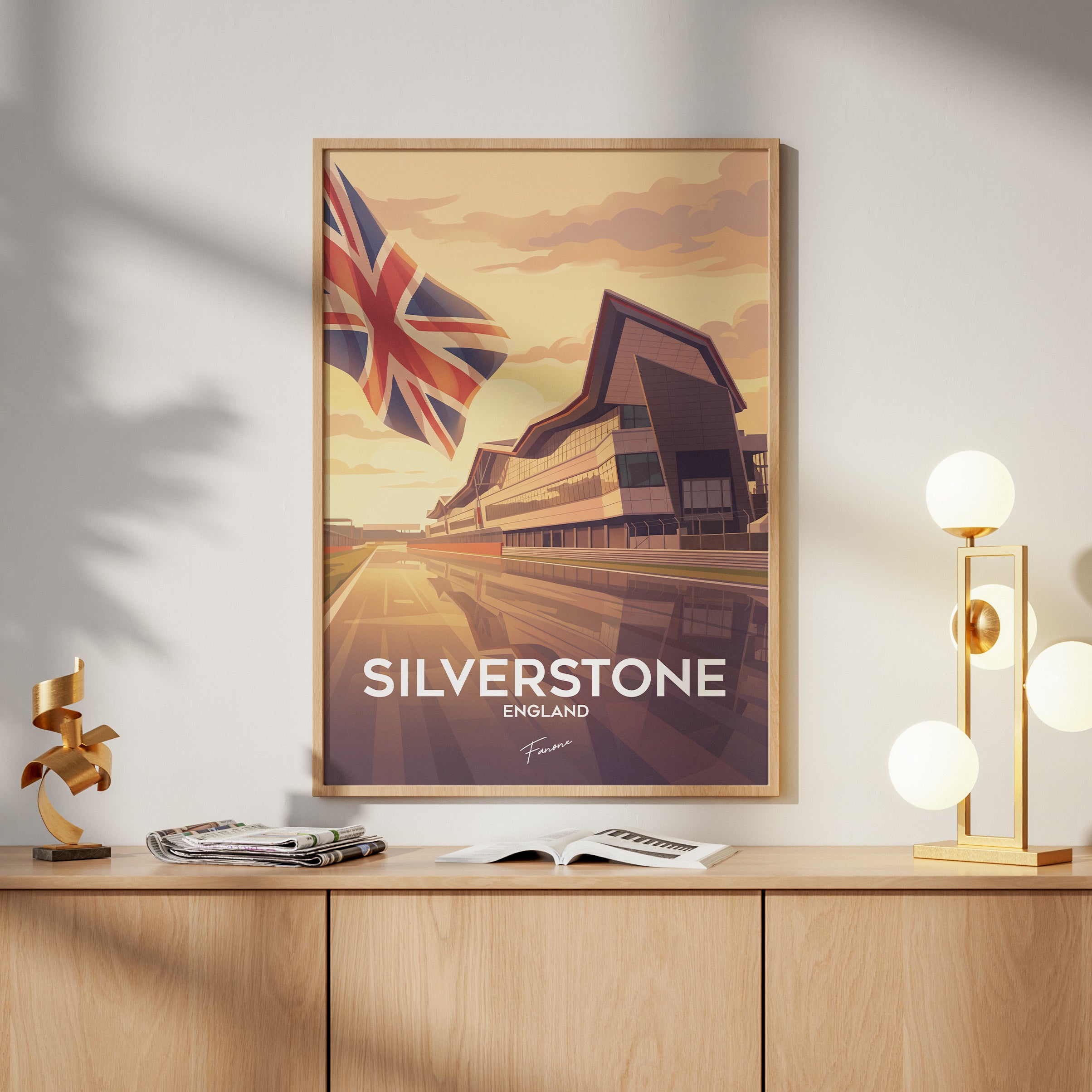 Silverstone Vintage Poster über Holzkommode im Wohnzimmer