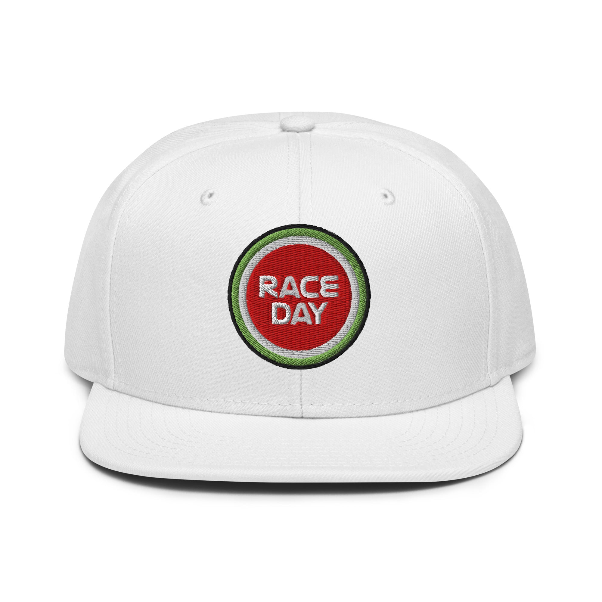 Race Day Snapback weiß – Retro-F1-Emblem Vorderansicht