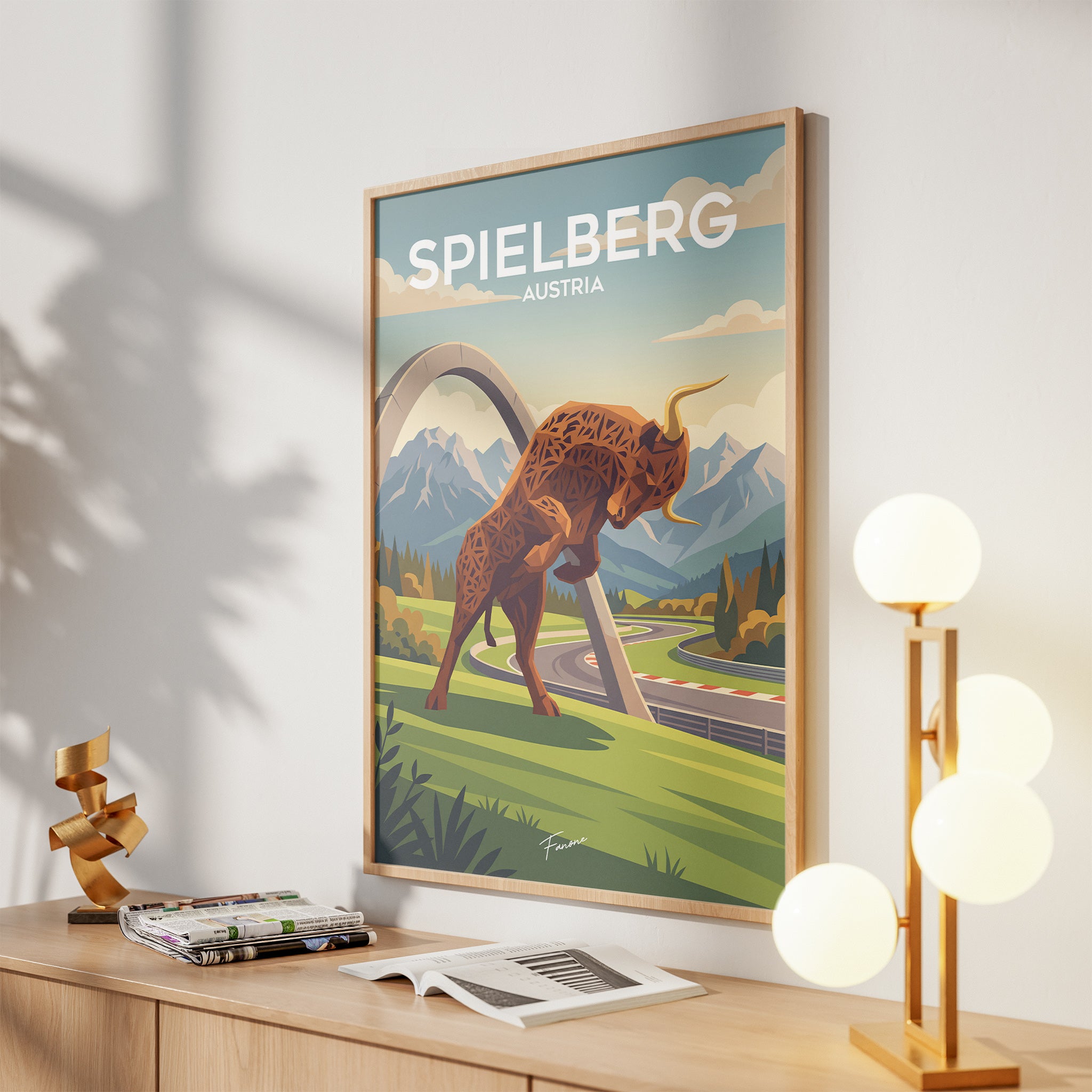 Spielberg Vintage Poster über Holzkommode im Wohnzimmer