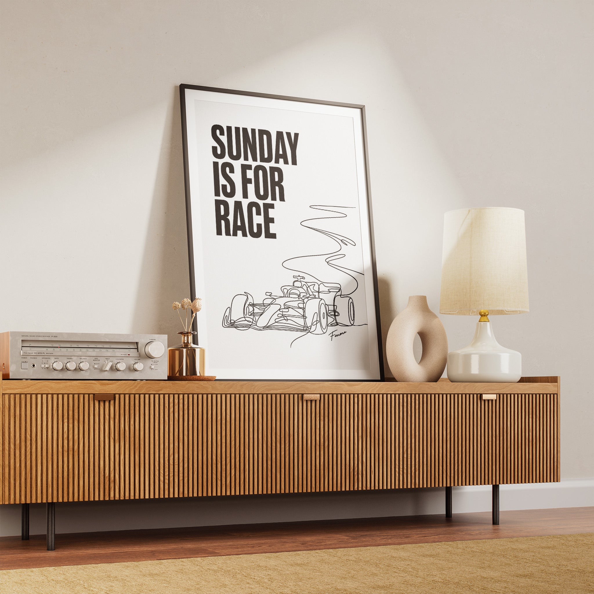 Sunday is For Race Poster über Holzkommode im Wohnzimmer