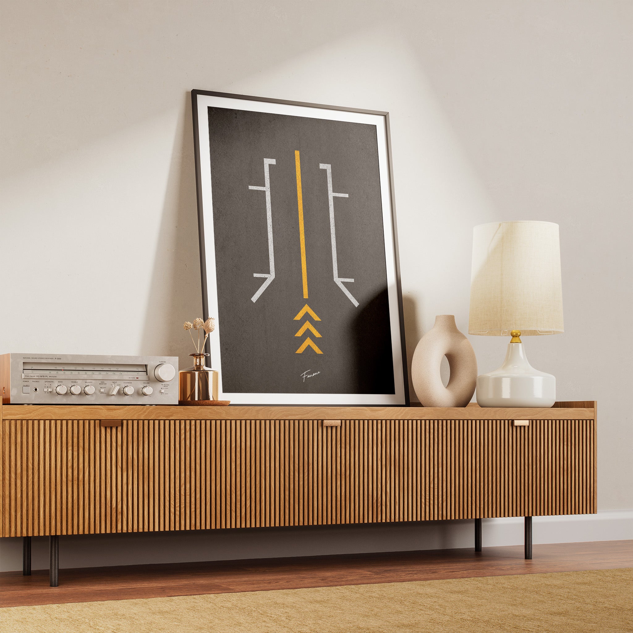 Pit Lane Poster über Holzkommode im Wohnzimmer