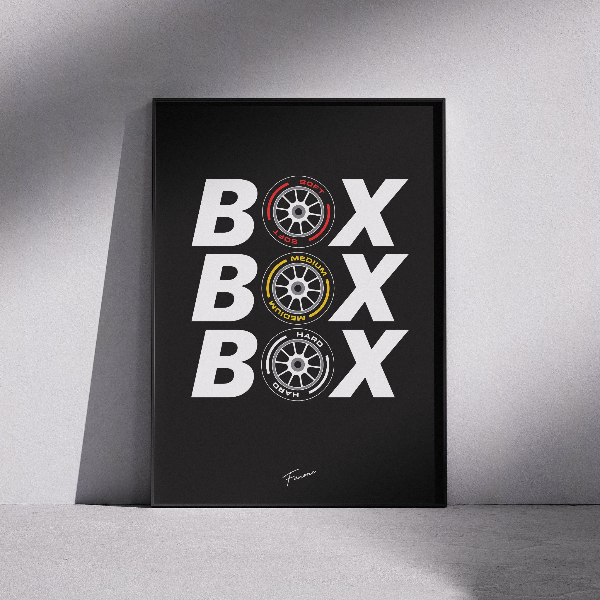 Box Box Box Poster gerahmt am Boden lehnend