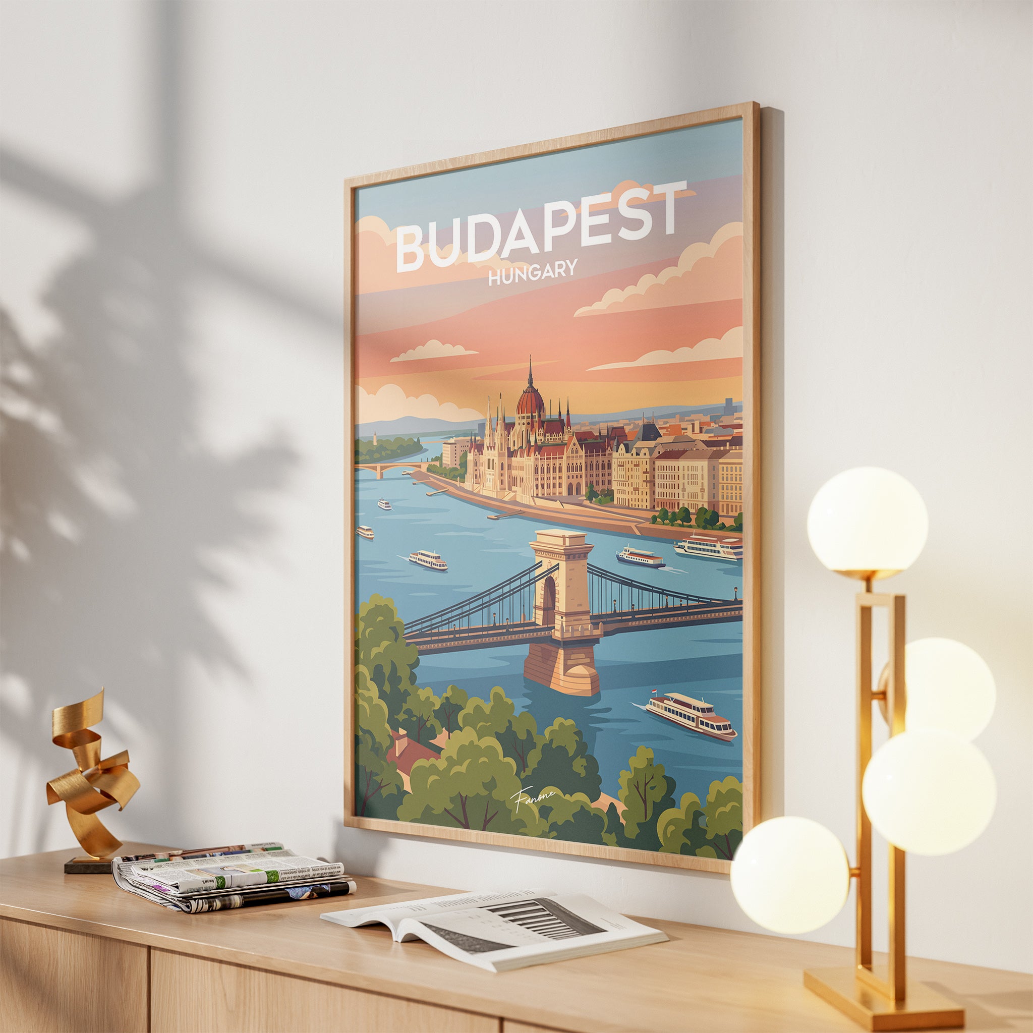 Budapest Vintage Poster über Holzkommode im Wohnzimmer