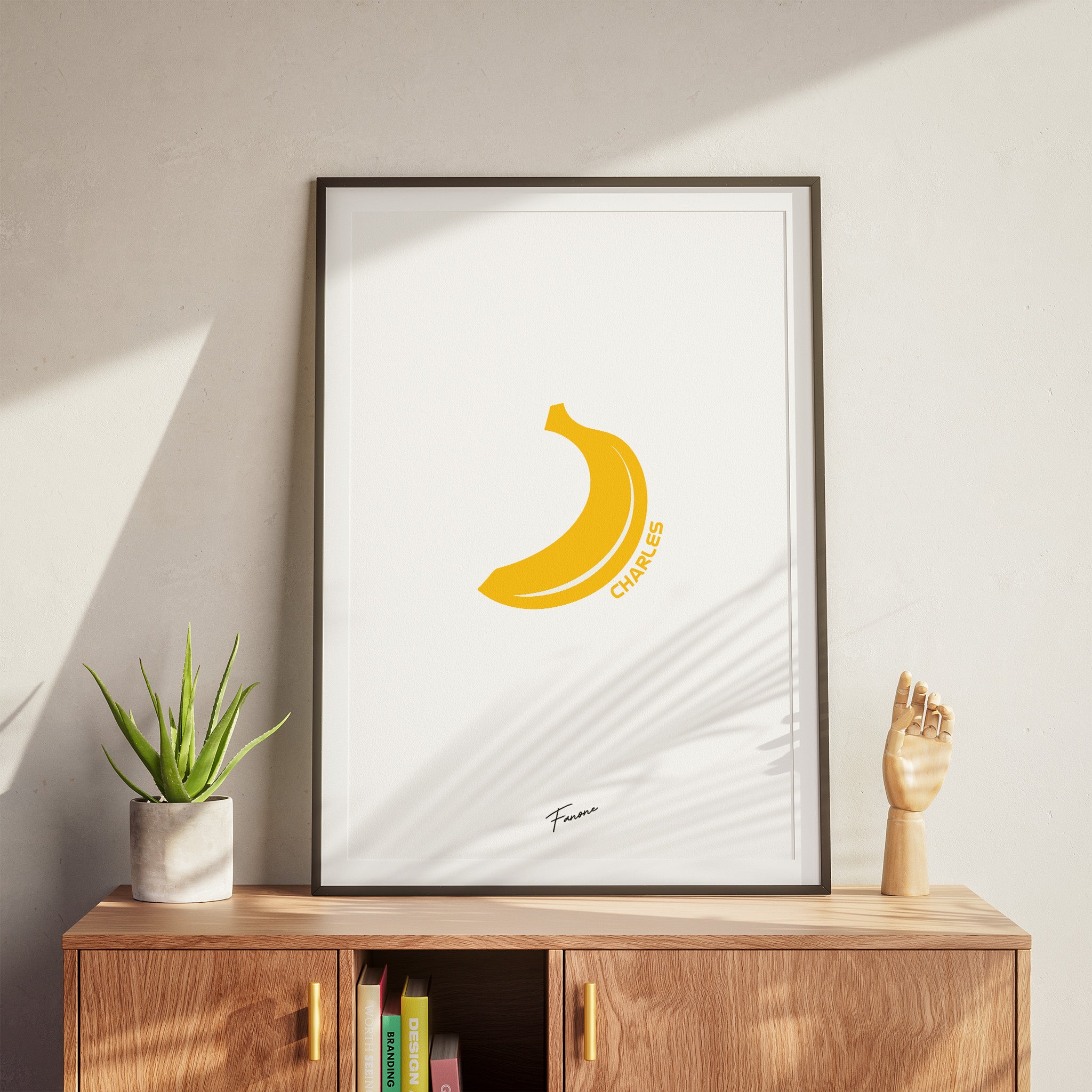 Charles Banana Poster in der Hand – Detailansicht