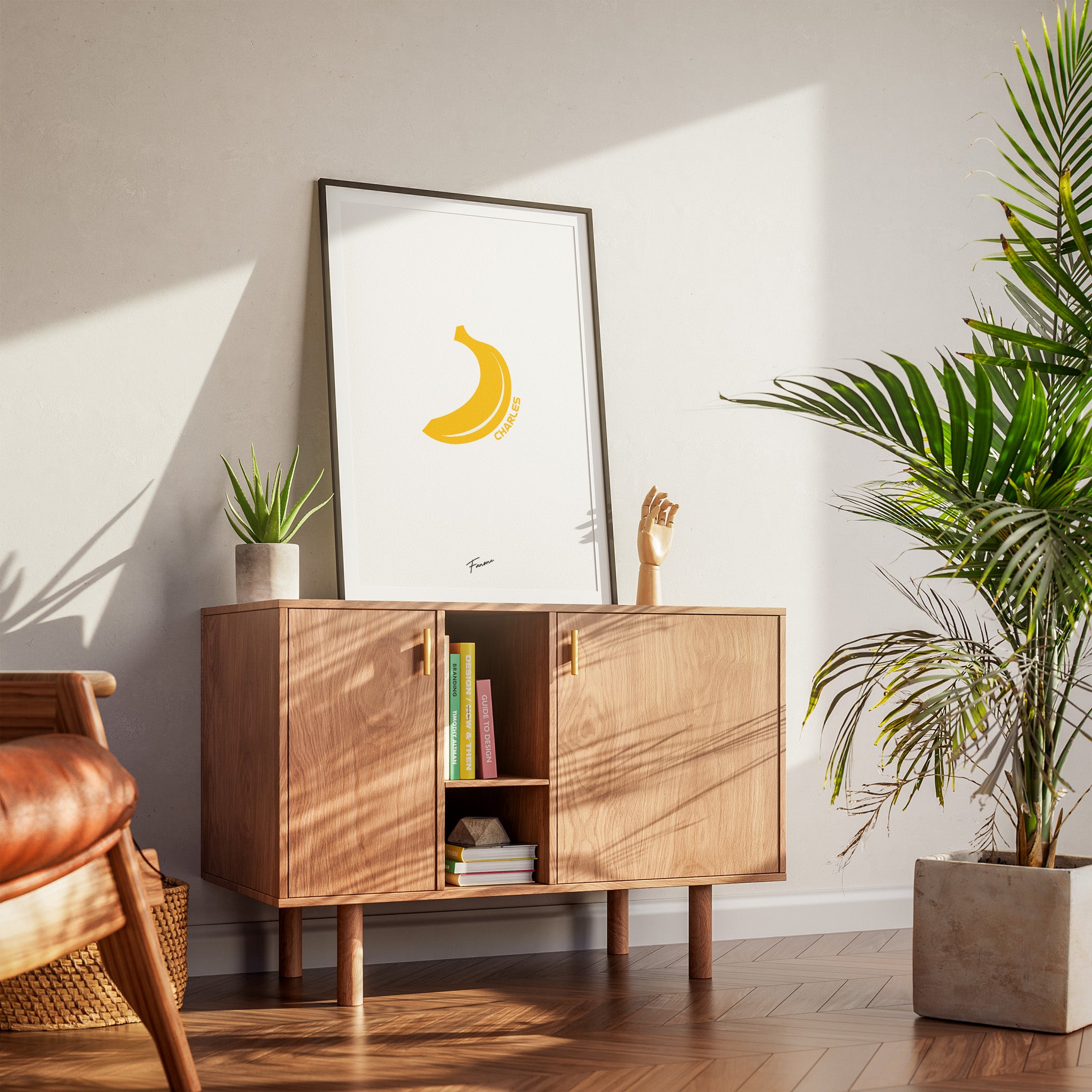 Charles Banana Poster in der Hand – Seitenansicht