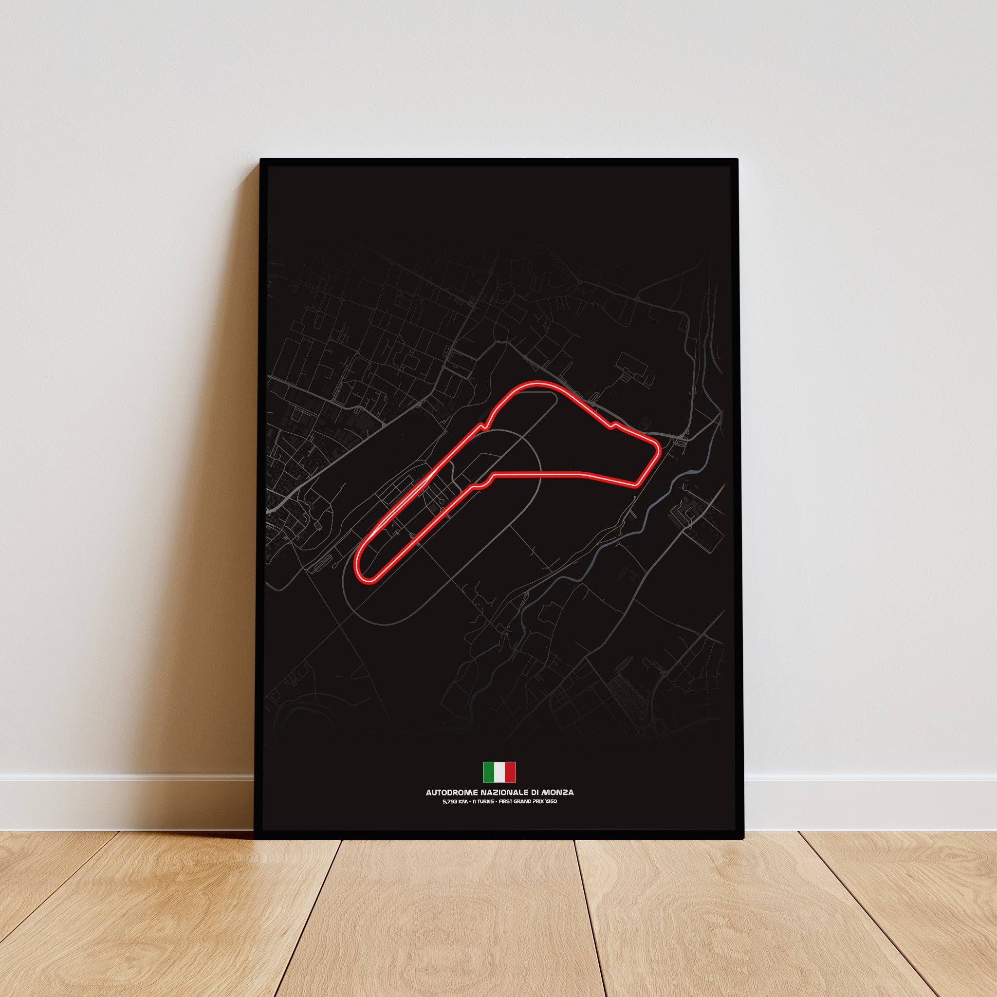 Monza Dark Edition Poster gerahmt an Wand