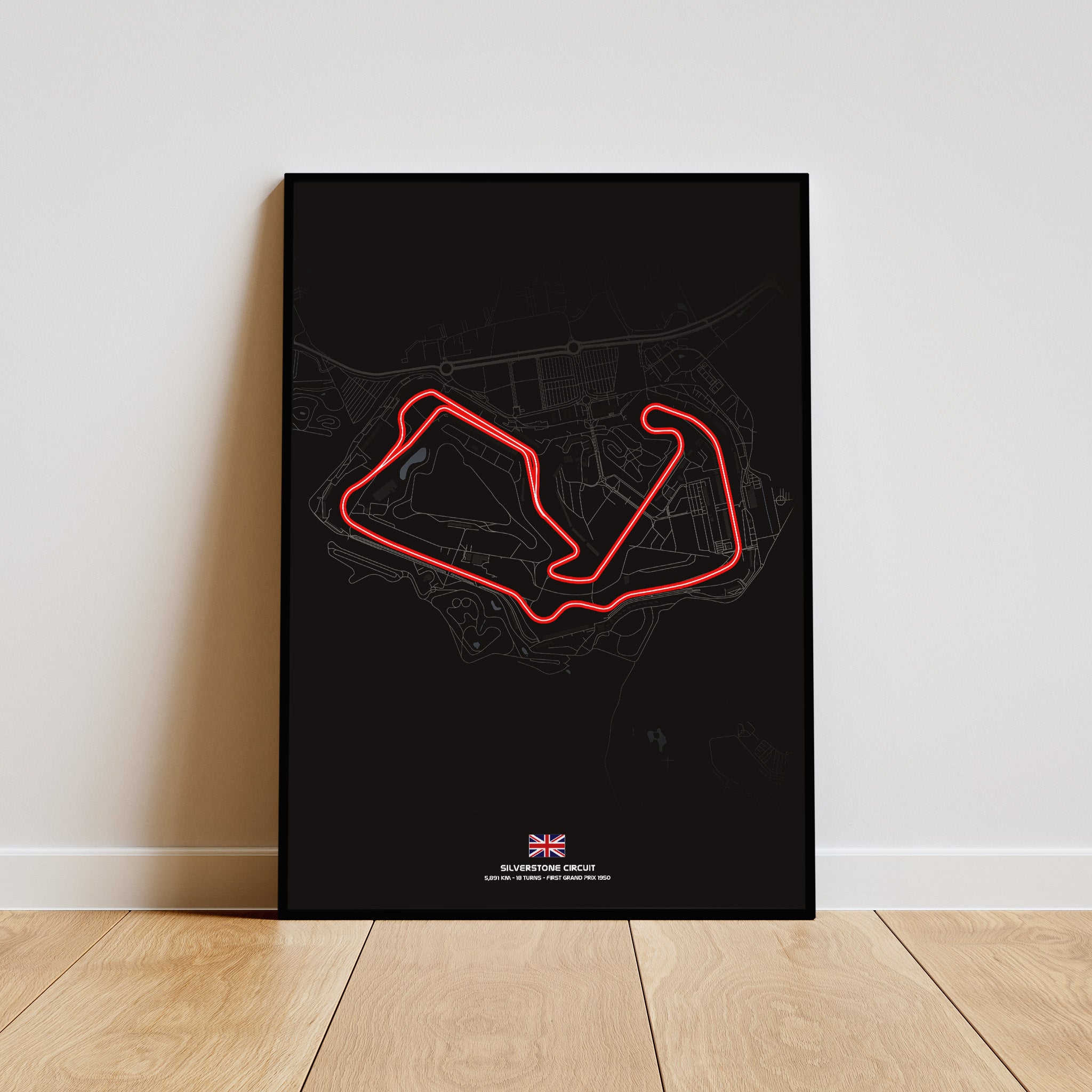 Silverstone Dark Edition Poster gerahmt an Wand
