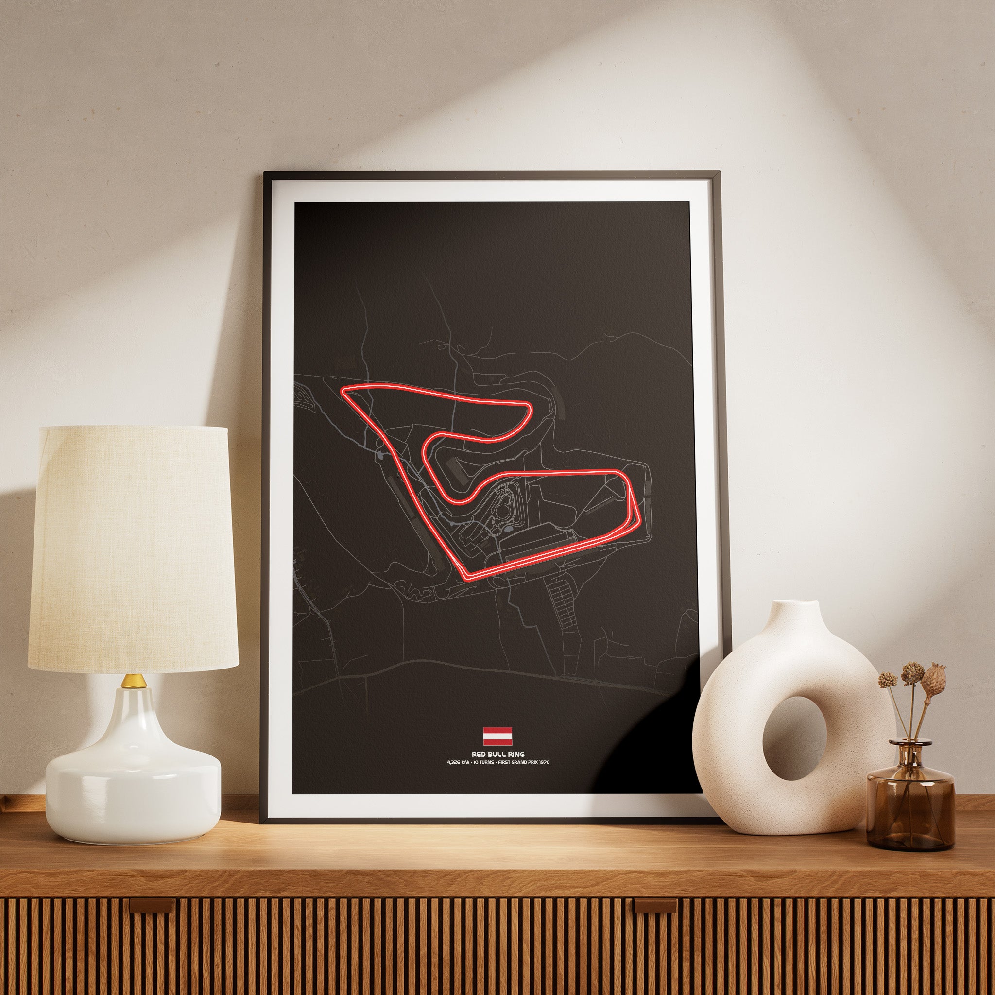 Red Bull Ring Dark Edition Poster gerahmt im Wohnzimmer