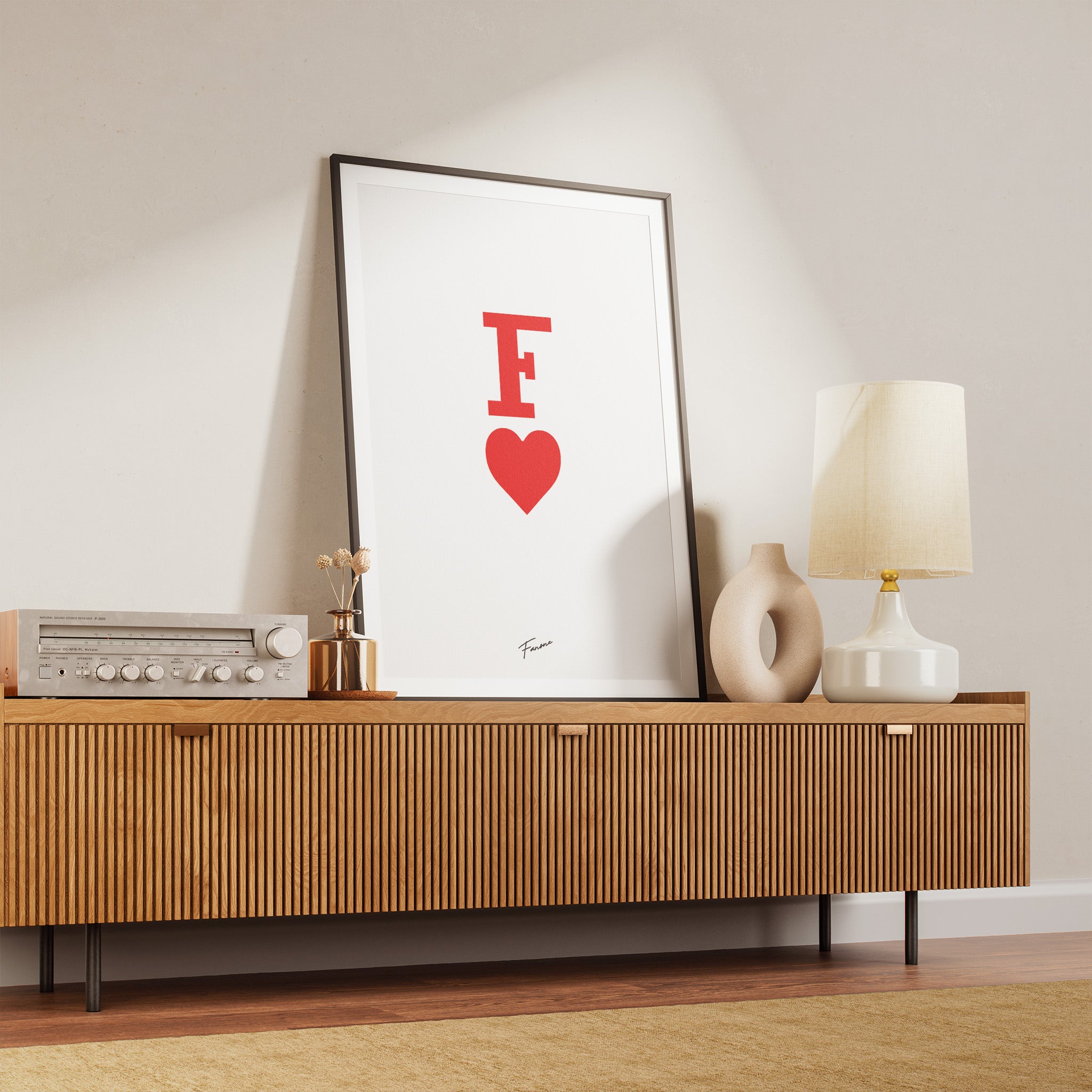 Forza Love Poster über Kommode im Wohnraum