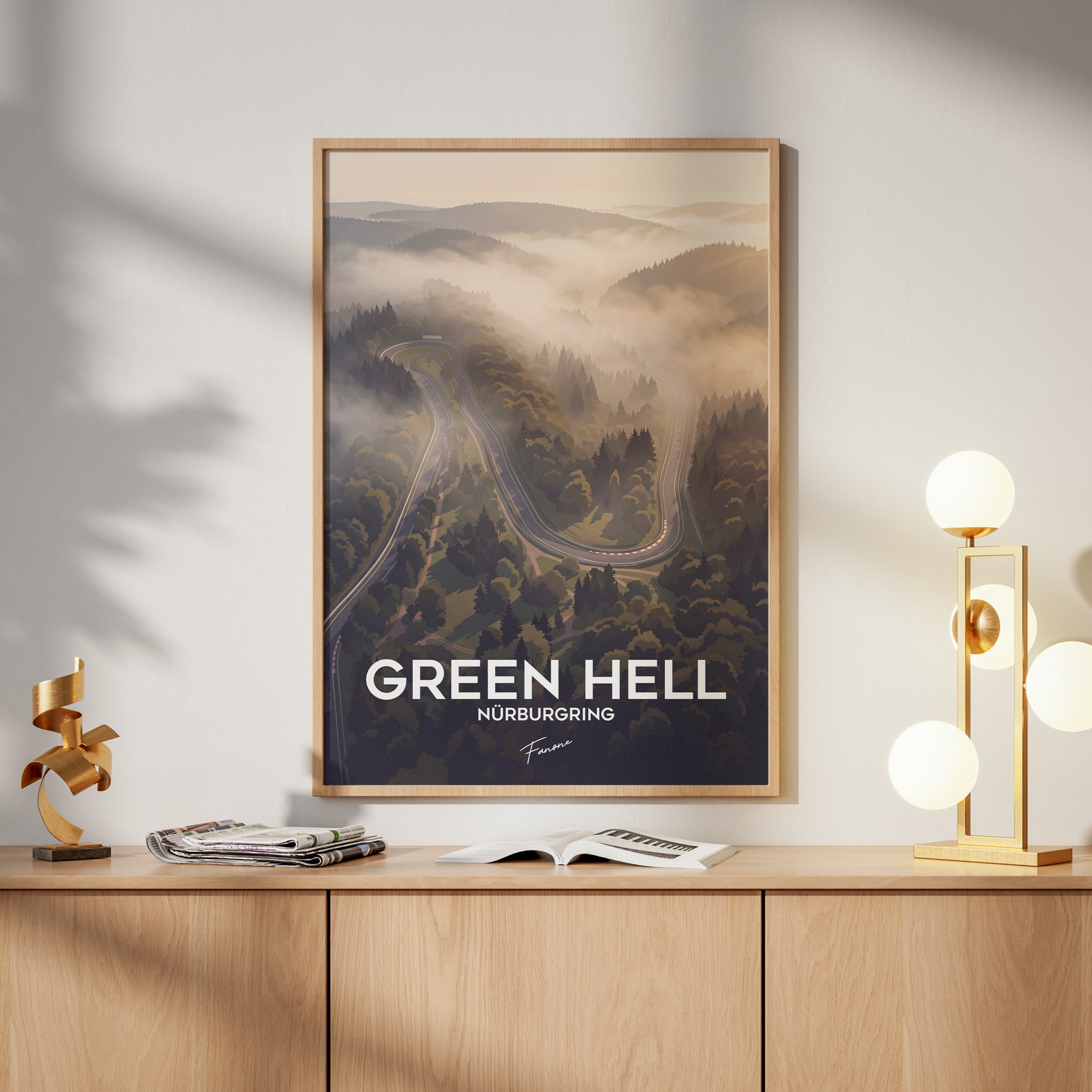 Green Hell Vintage Poster über Holzkommode im Wohnzimmer