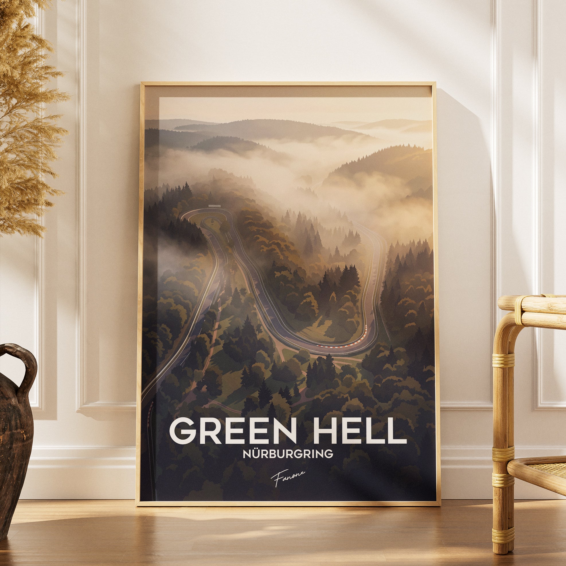 Green Hell Vintage Poster gerahmt an grauer Wand