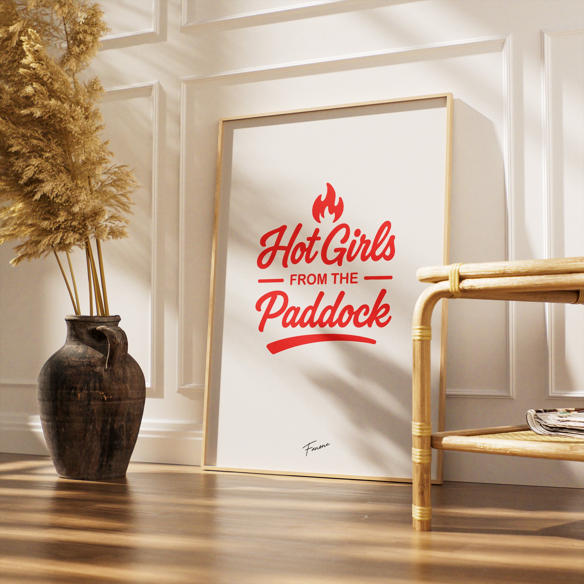 Girls from the Paddock Poster Wand-Setup Seitenansicht