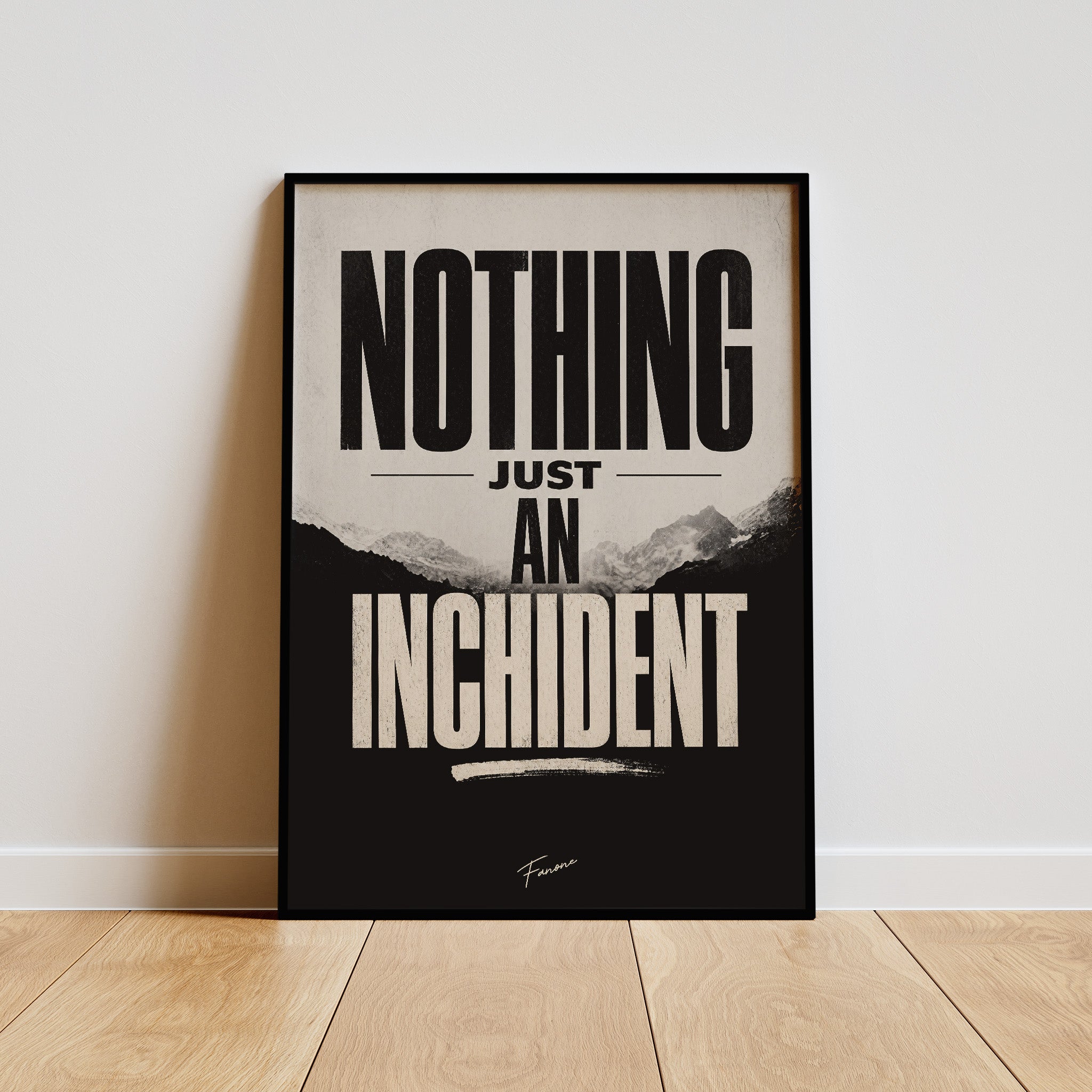 Inchident Poster gerahmt an grauer Wand