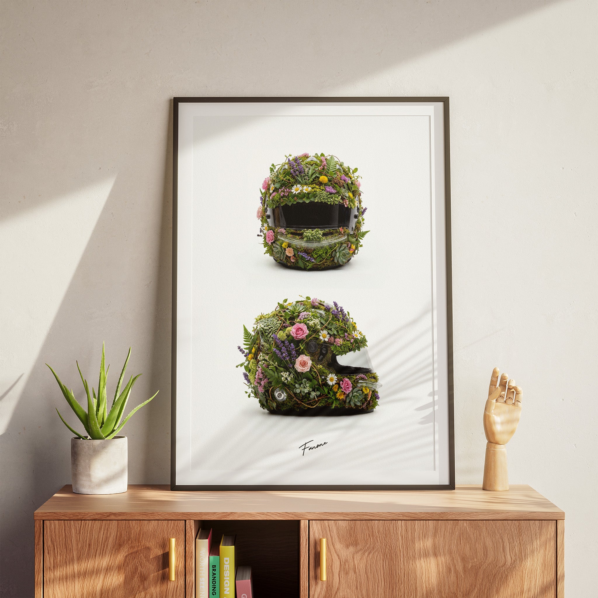 Floral Helmet Poster in der Hand – Detailansicht