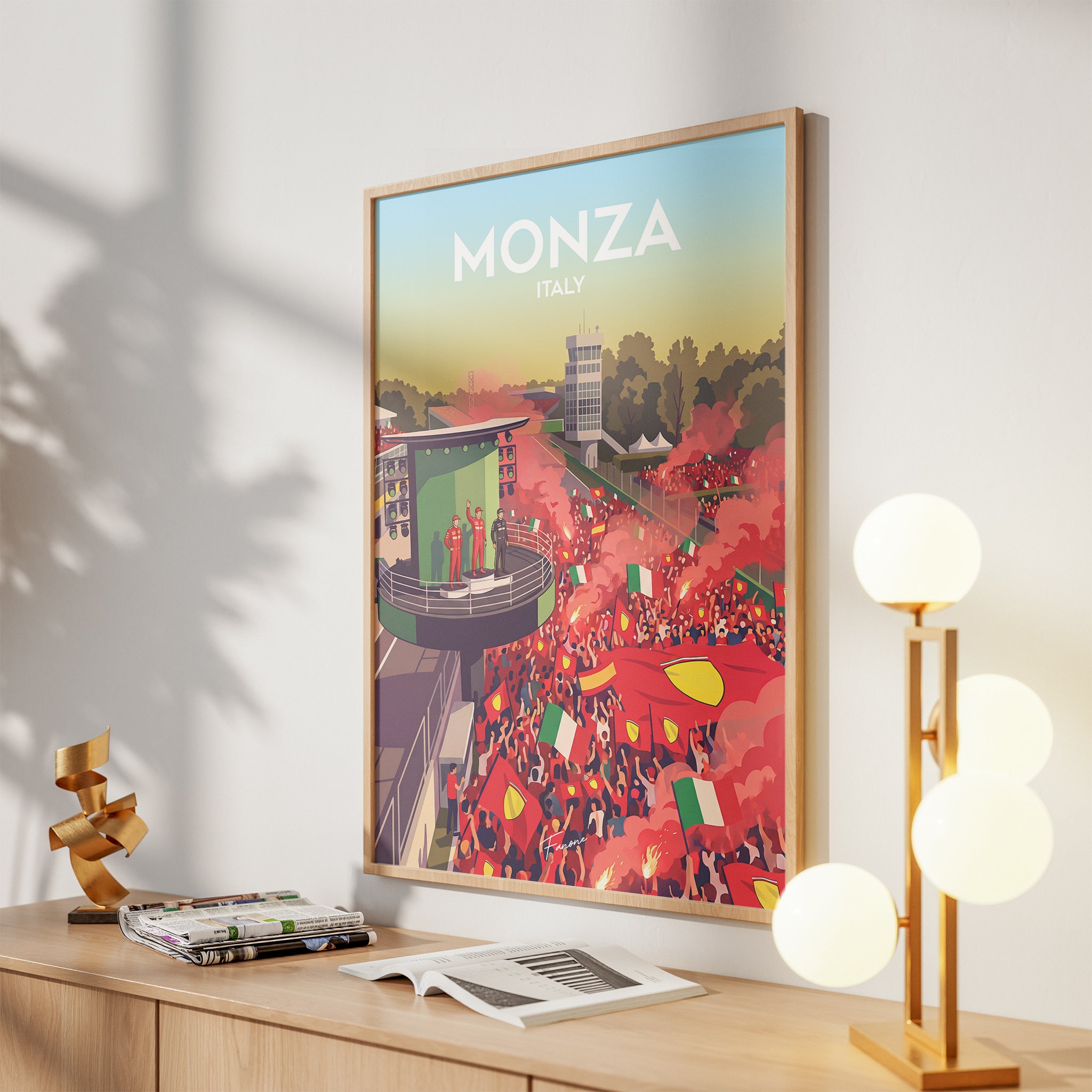 Vintage-Reiseplakat Monza an heller Wand mit Pflanze