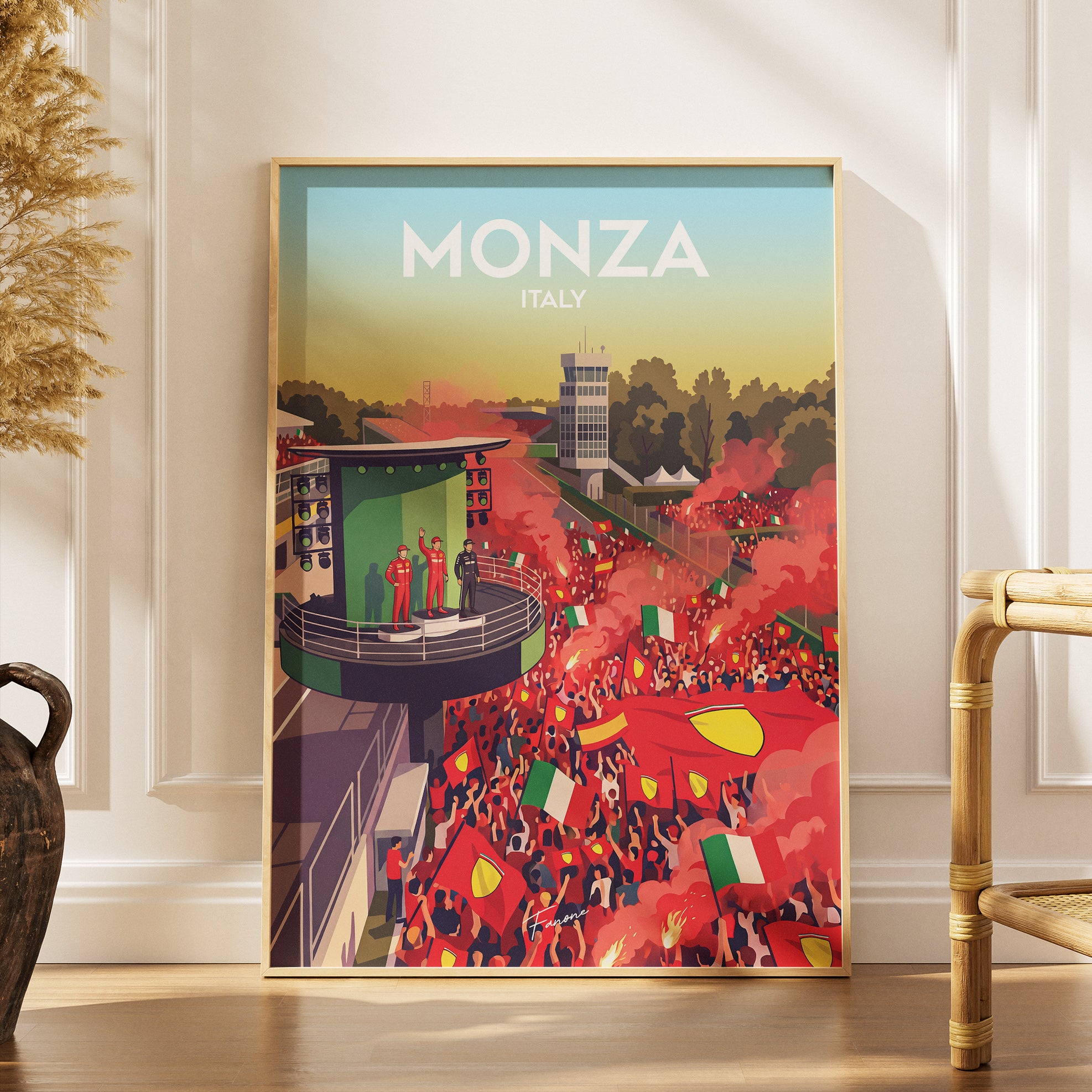 Monza Vintage Poster über Holzkommode im Wohnzimmer