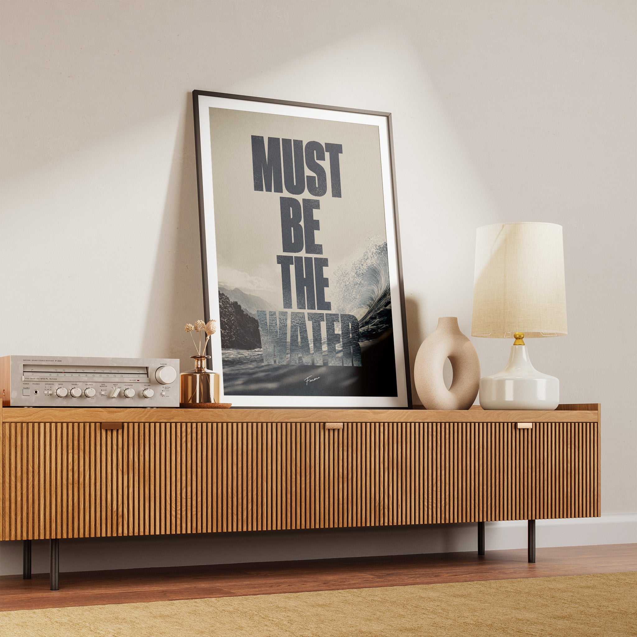 Must Be The Water Poster über Holzkommode im Wohnzimmer