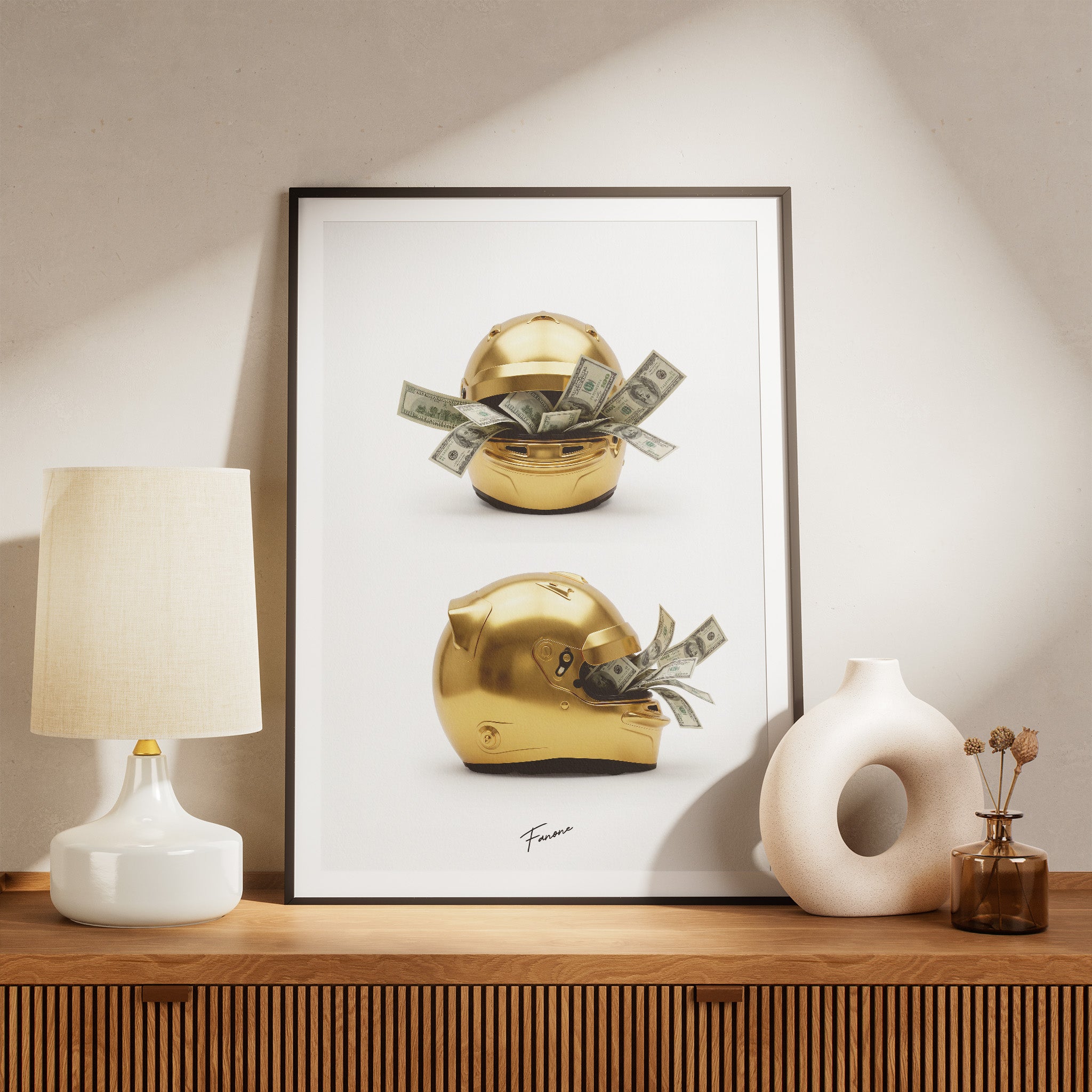Pay Driver Helm Gold Poster über Holzkommode