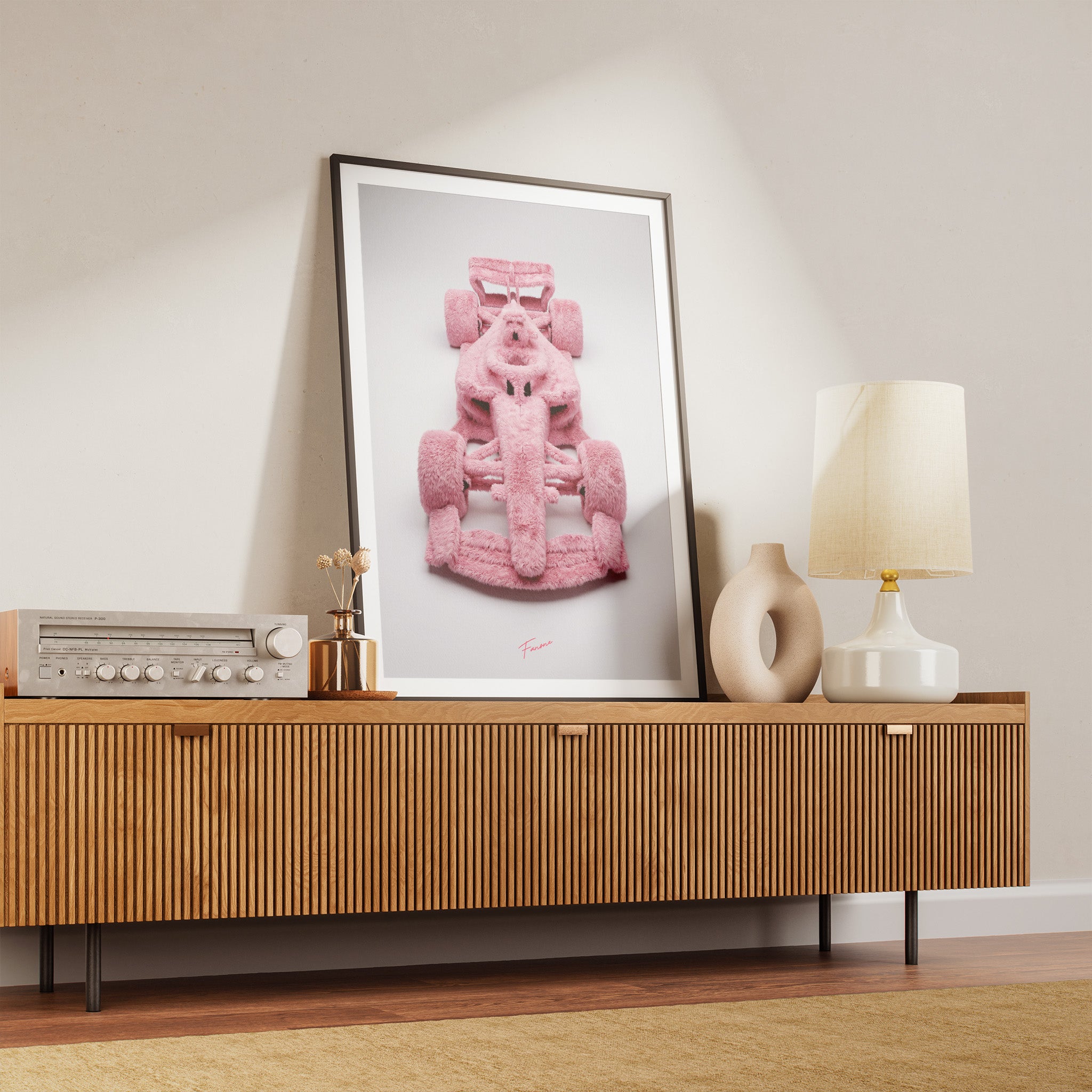 Pink Fluffy Bolide Poster über Kommode im Wohnraum