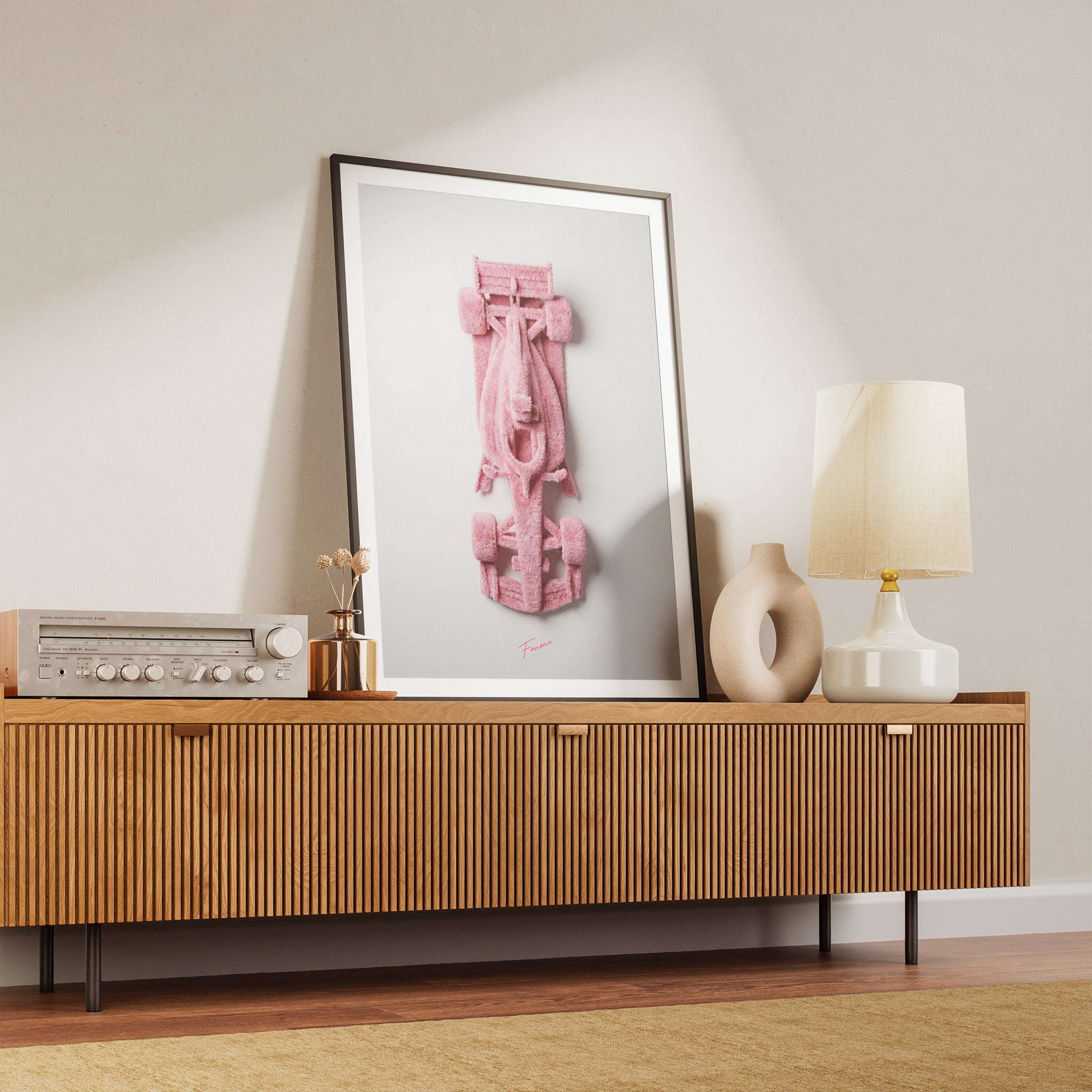 Pink Fluffy Rennwagen Poster über Kommode im Wohnraum