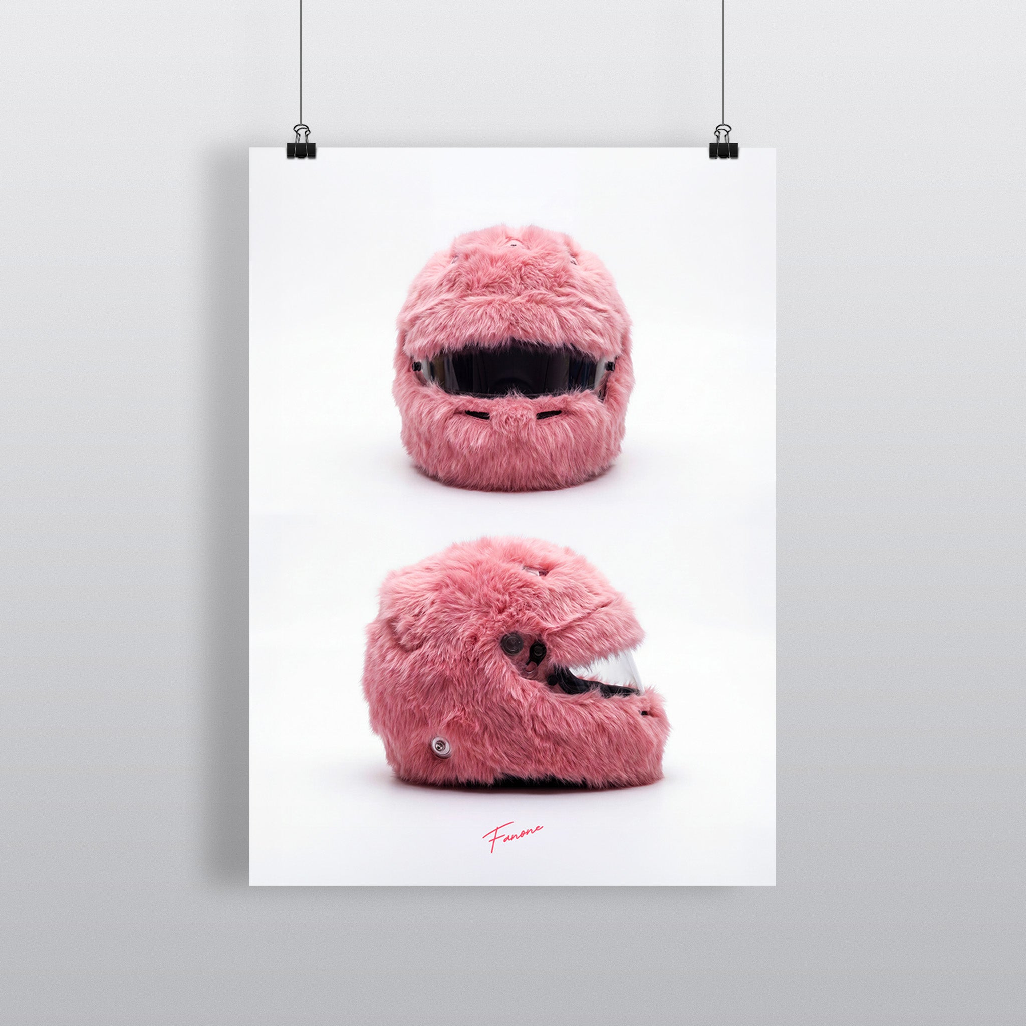 Pink Fluffy Helm Poster – flauschiger F1-Helm in Rosa, Front- und Seitenansicht