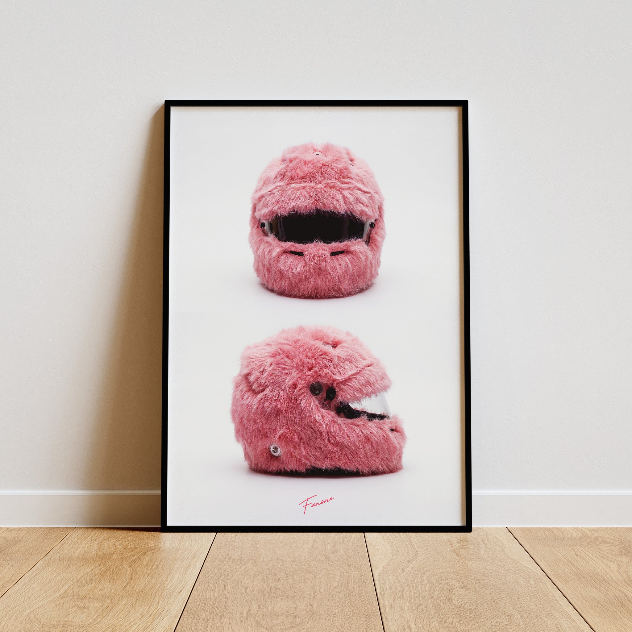 Pink Fluffy Helm Poster gerahmt an der Wand