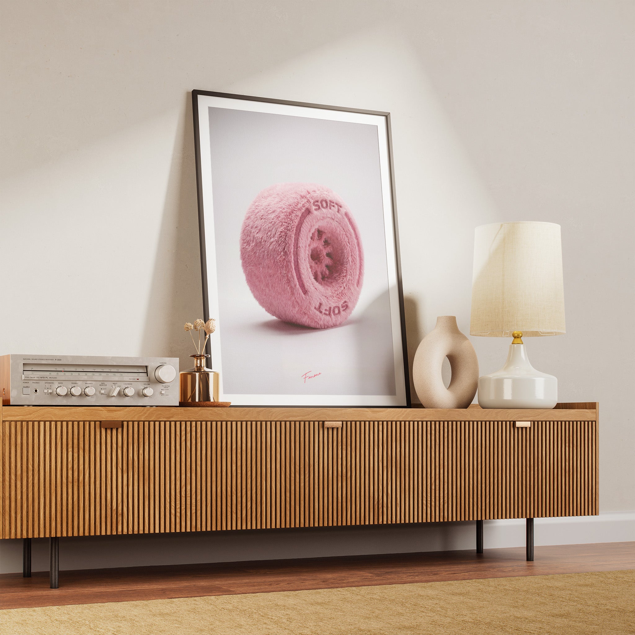 Pink Soft Reifen Poster über Kommode im Wohnraum
