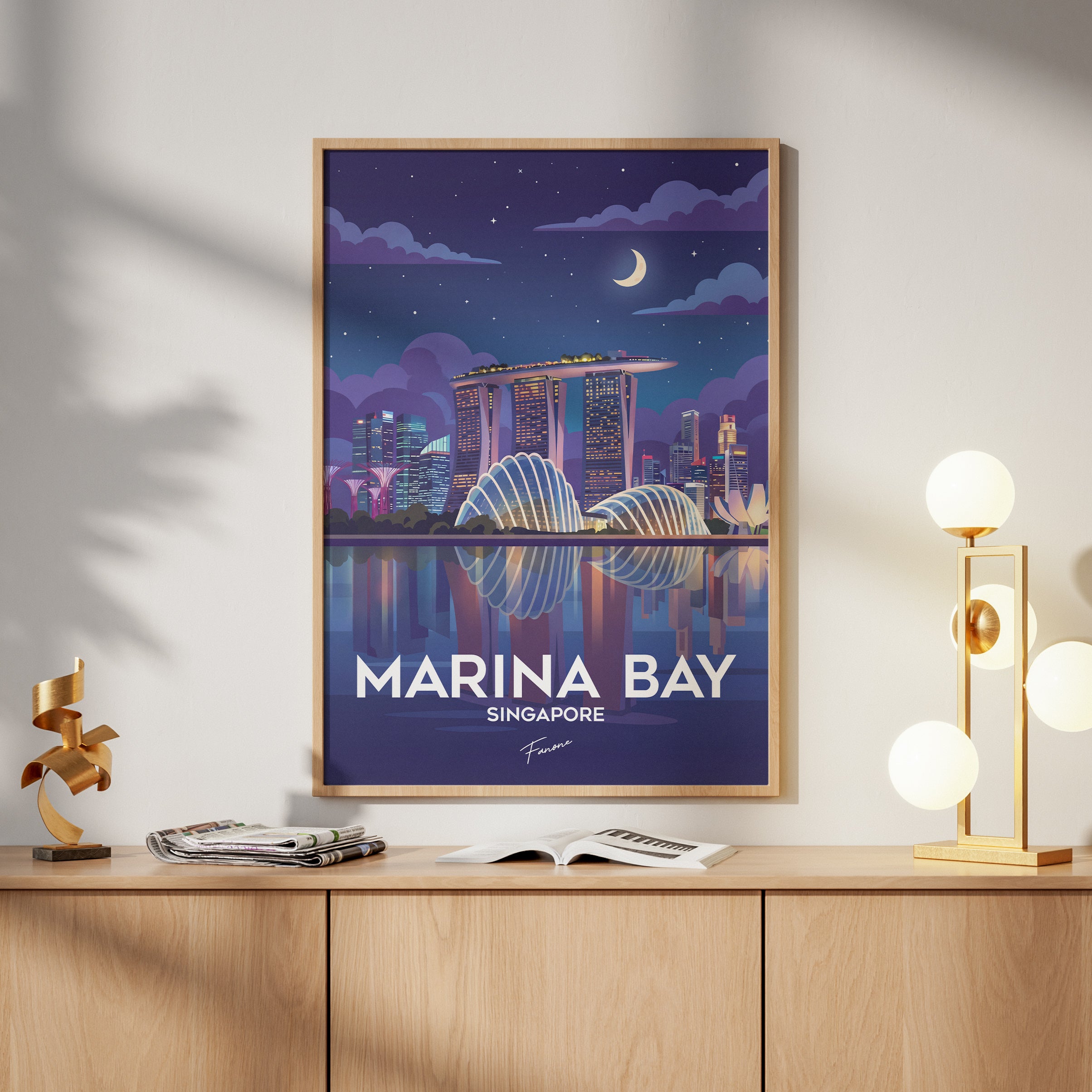Marina Bay Singapore Poster über Holzkommode im Wohnzimmer
