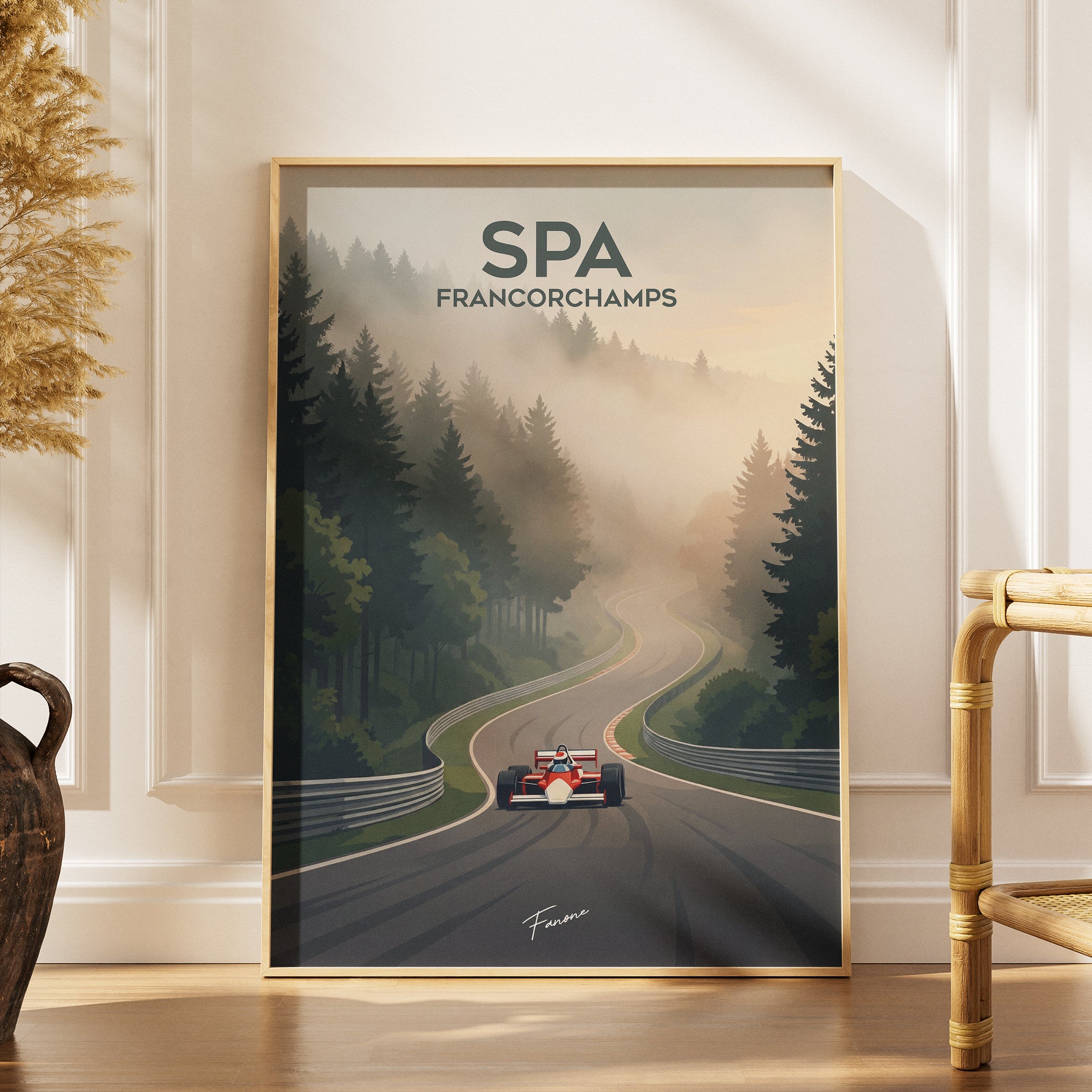 Spa Vintage Poster über Holzkommode im Wohnzimmer