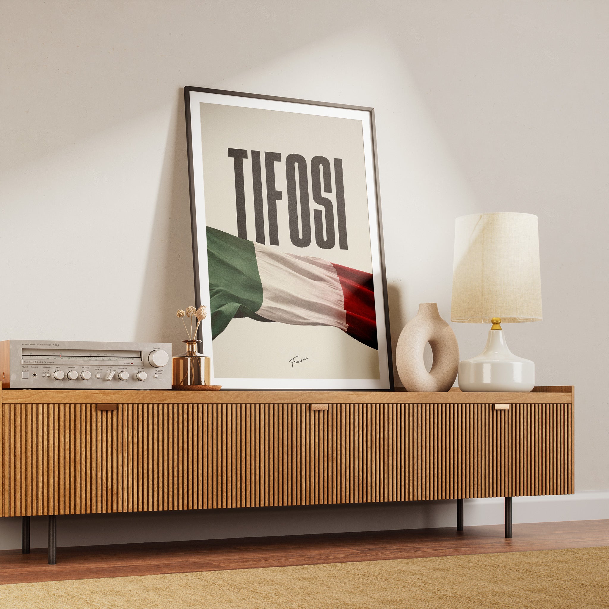 Tifosi Poster über Holzkommode im Wohnzimmer