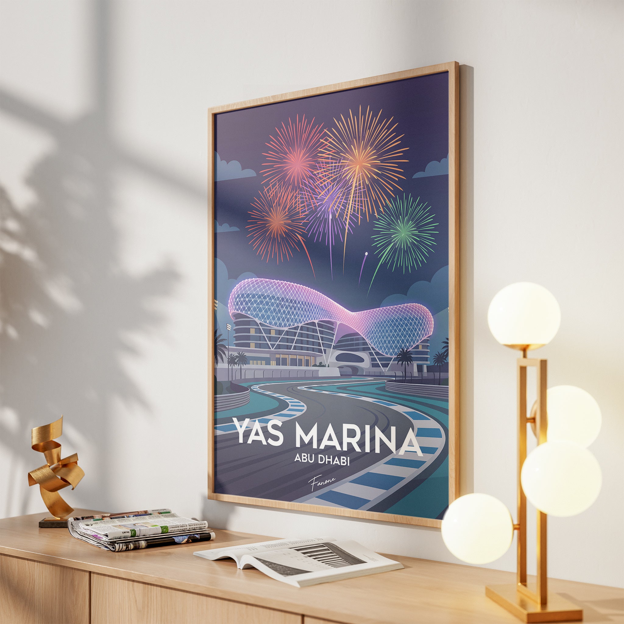 Yas Marina Vintage Poster über Holzkommode im Wohnzimmer