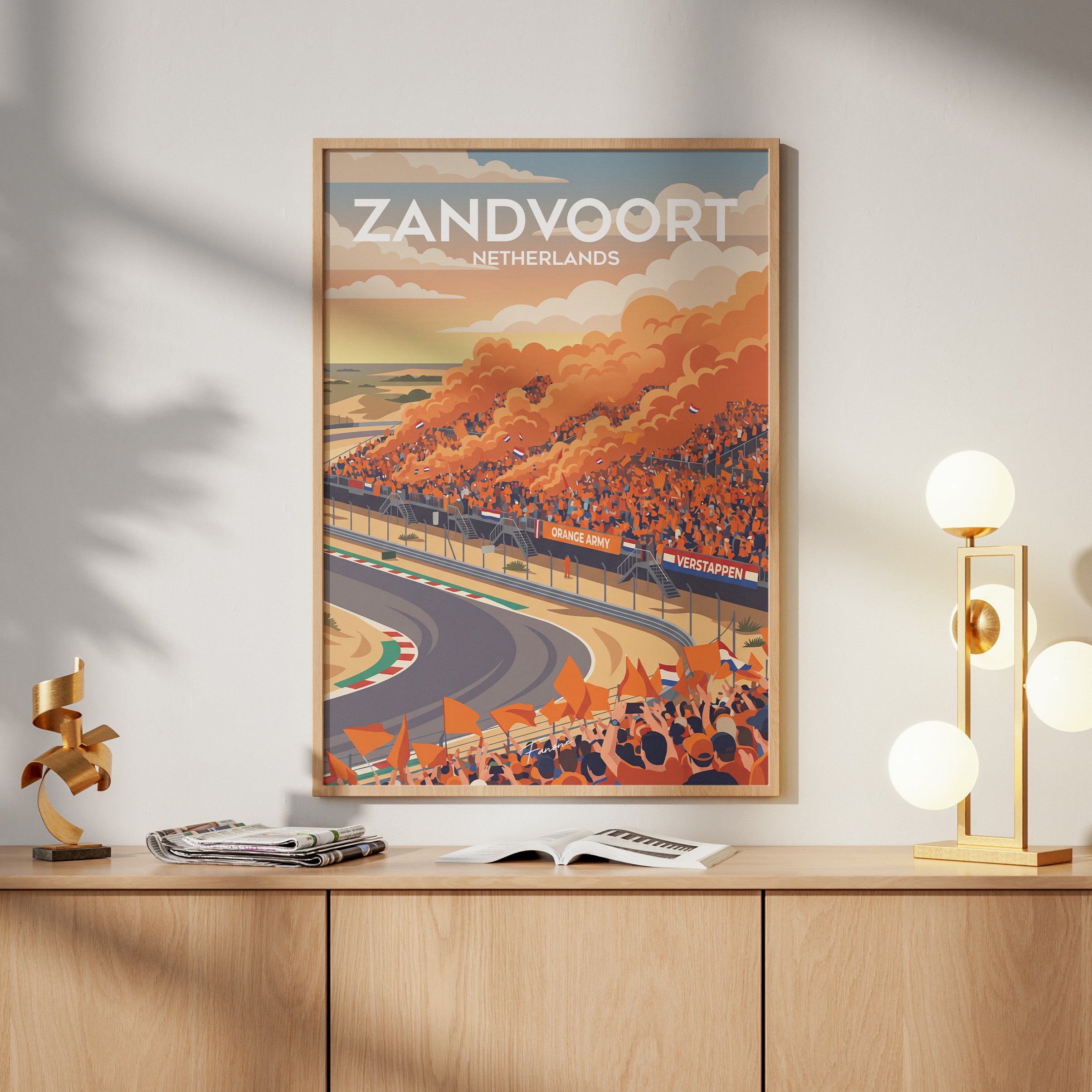 Zandvoort Vintage Poster über Holzkommode im Wohnzimmer